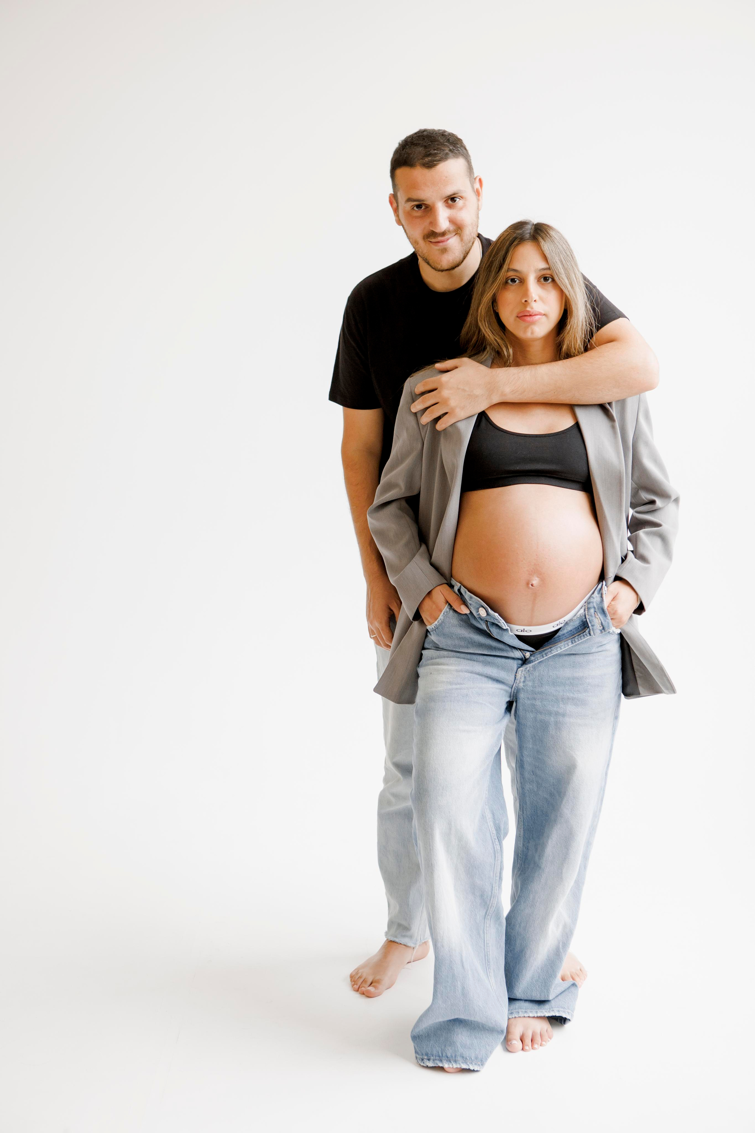 Pregnancy photoshoot inside the White studio. Главная