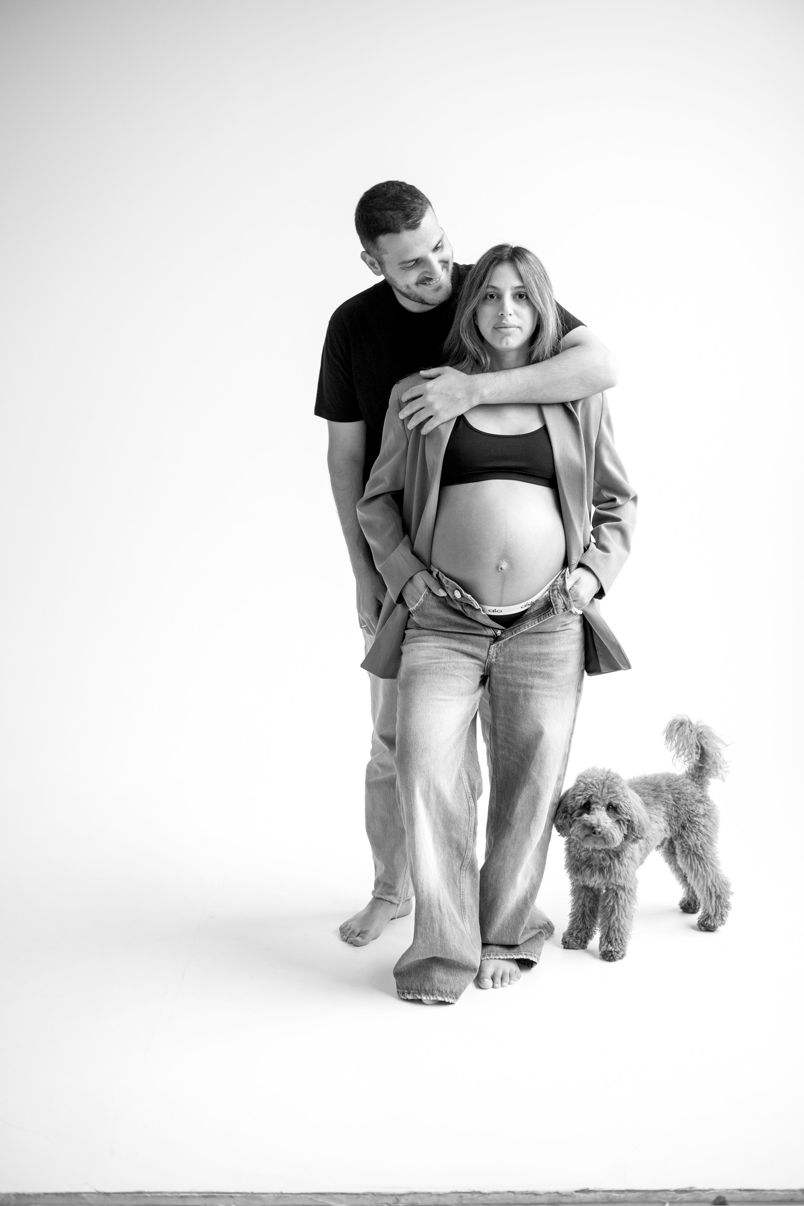 Pregnancy photoshoot inside the White studio. Главная