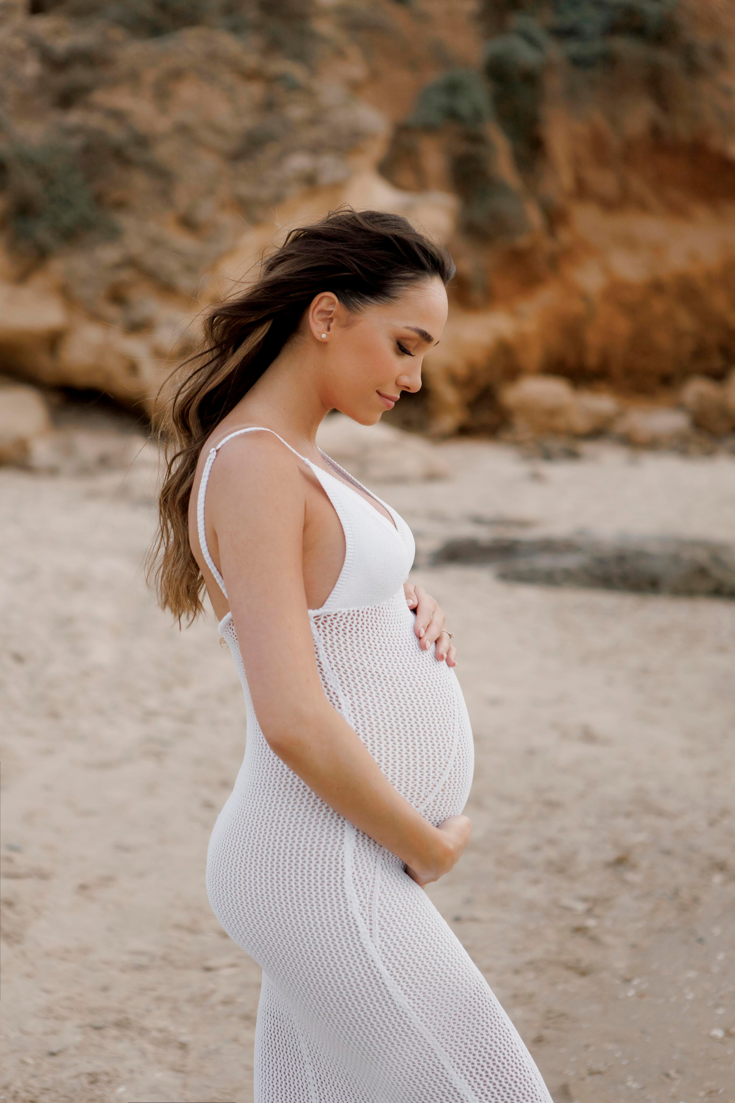 Pregnancy photoshoot near the sea. Главная