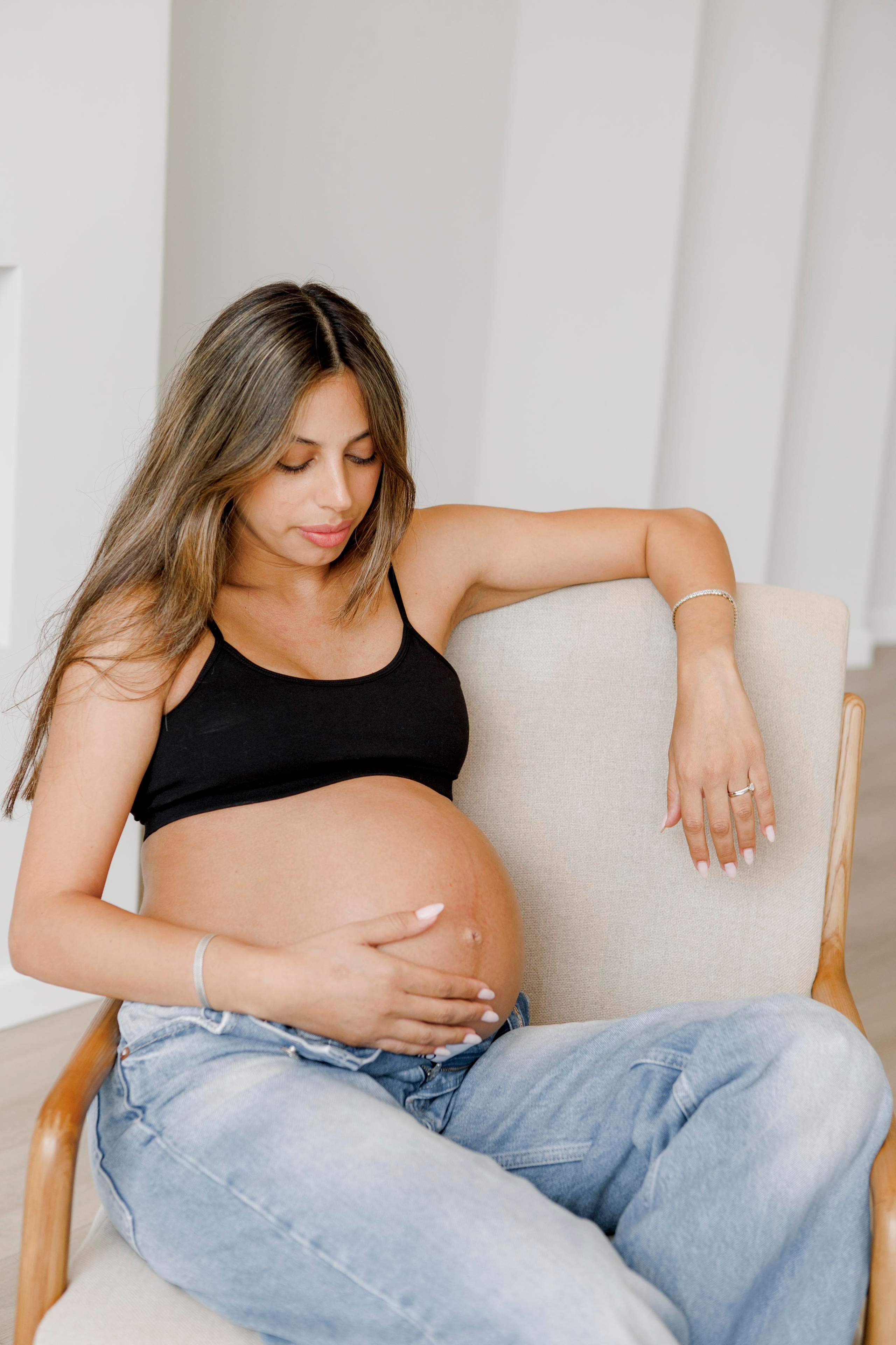 Pregnancy photoshoot inside the White studio. Главная