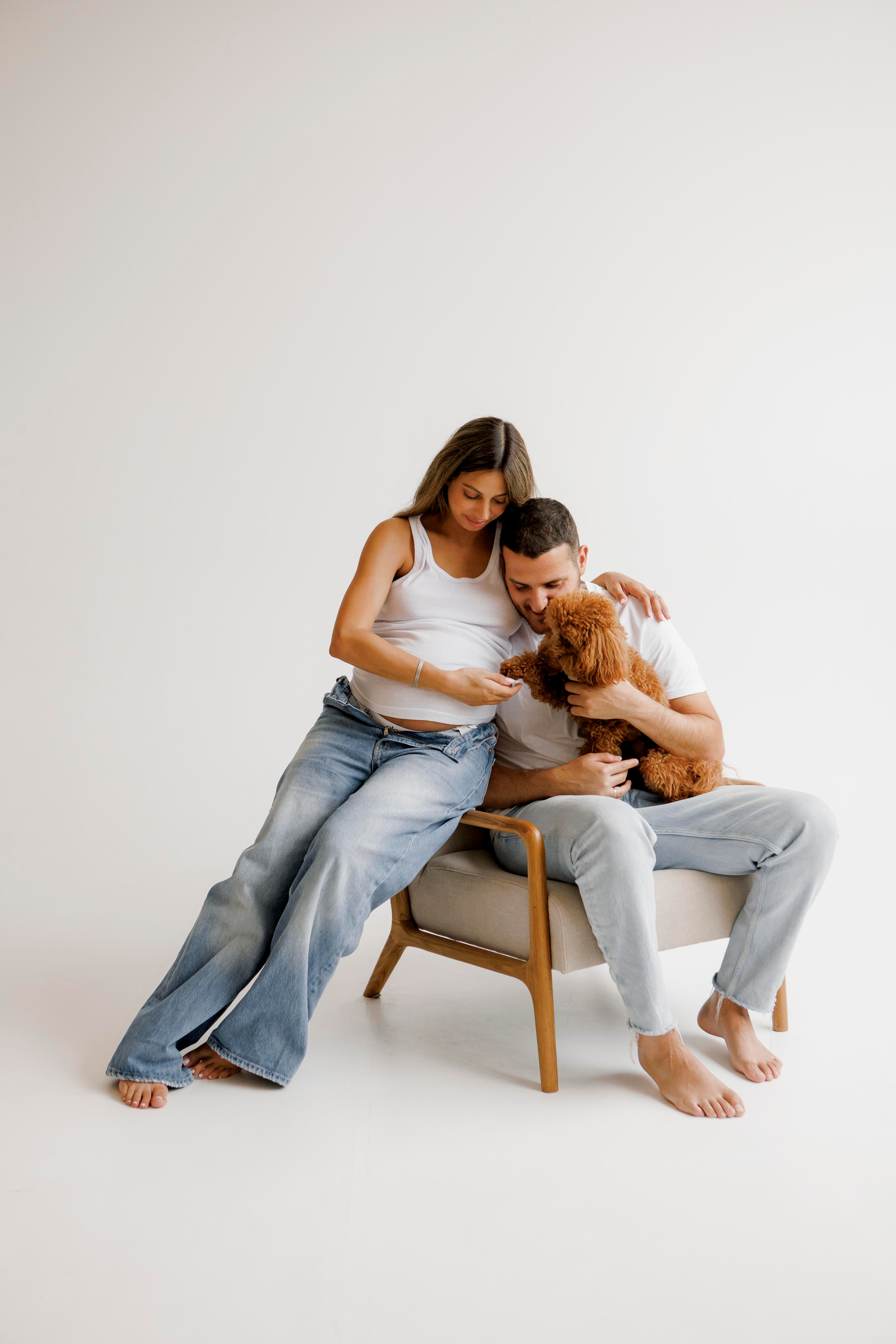 Pregnancy photoshoot inside the White studio. Главная