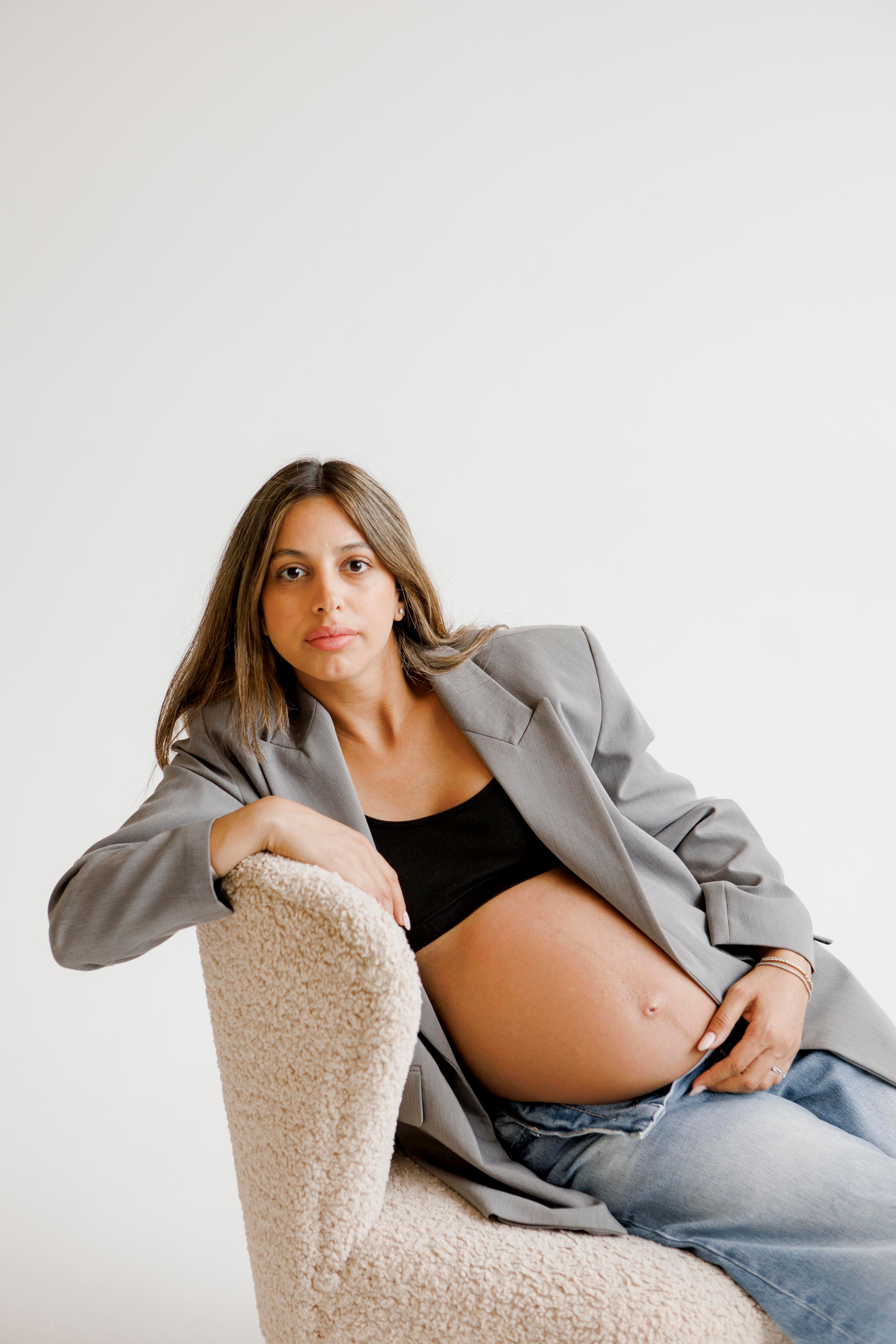 Pregnancy photoshoot inside the White studio. Главная