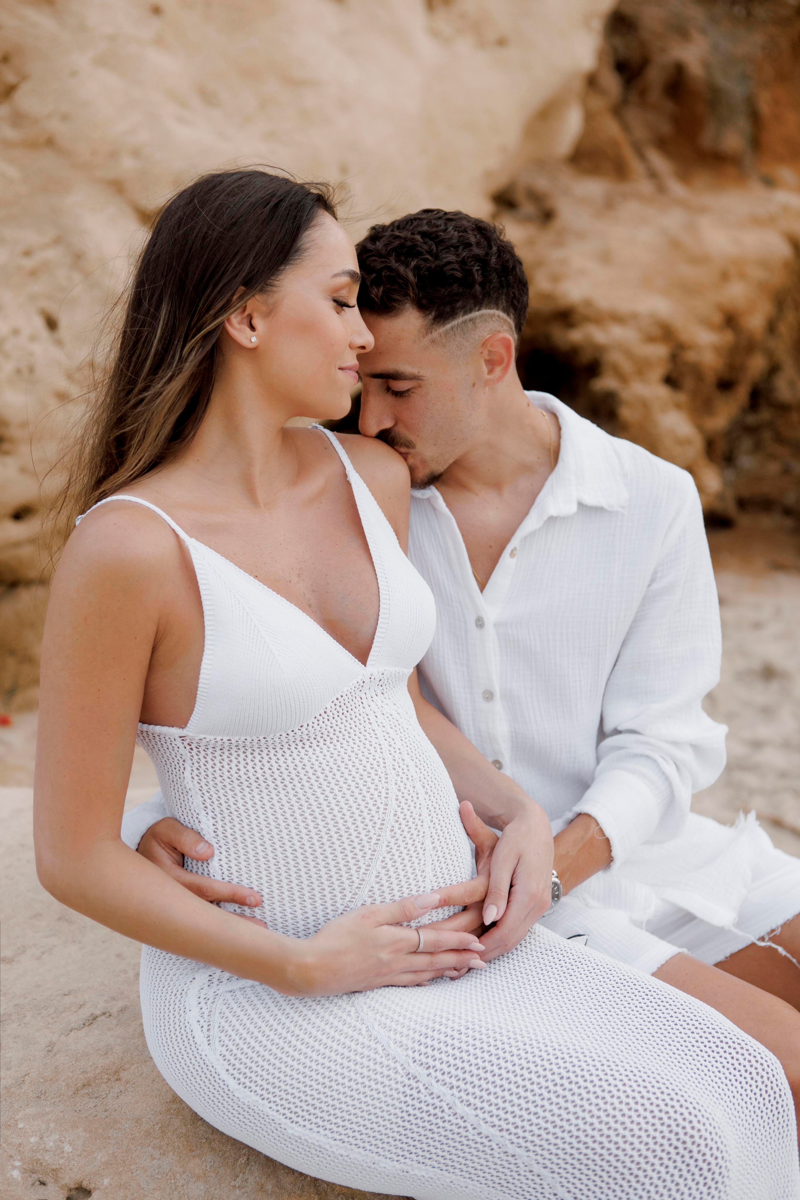 Pregnancy photoshoot near the sea. Главная