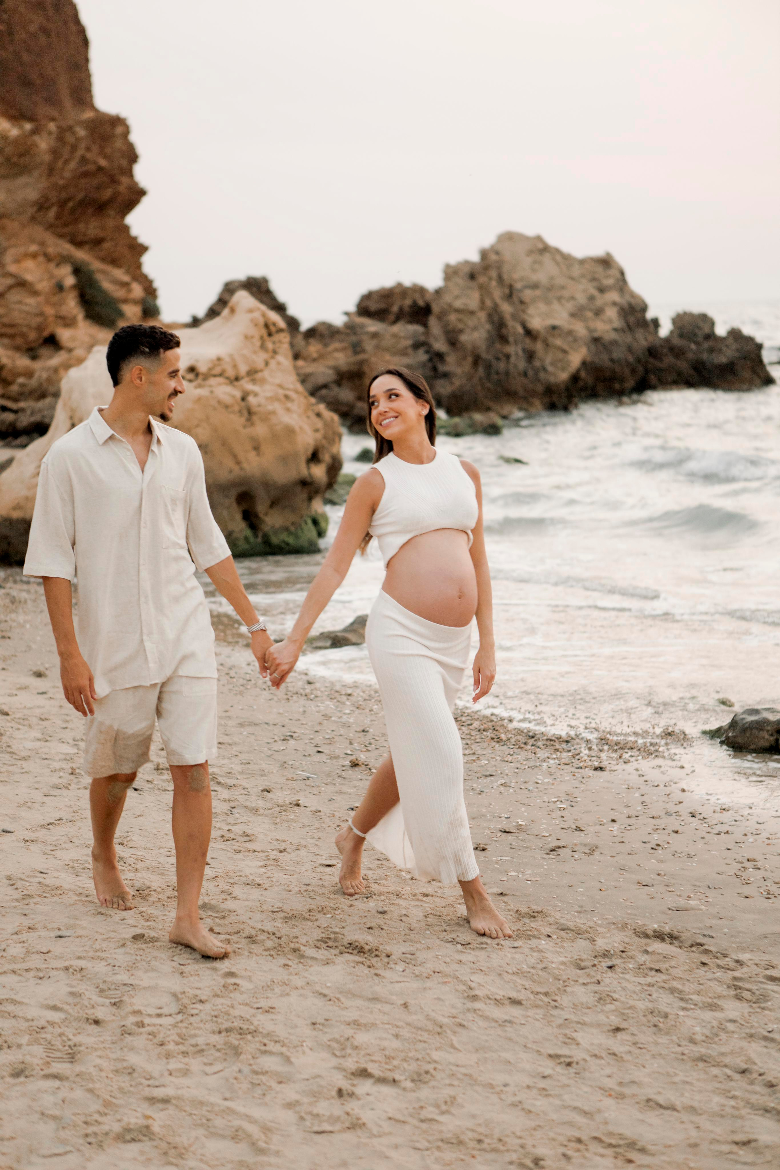 Pregnancy photoshoot near the sea. Главная