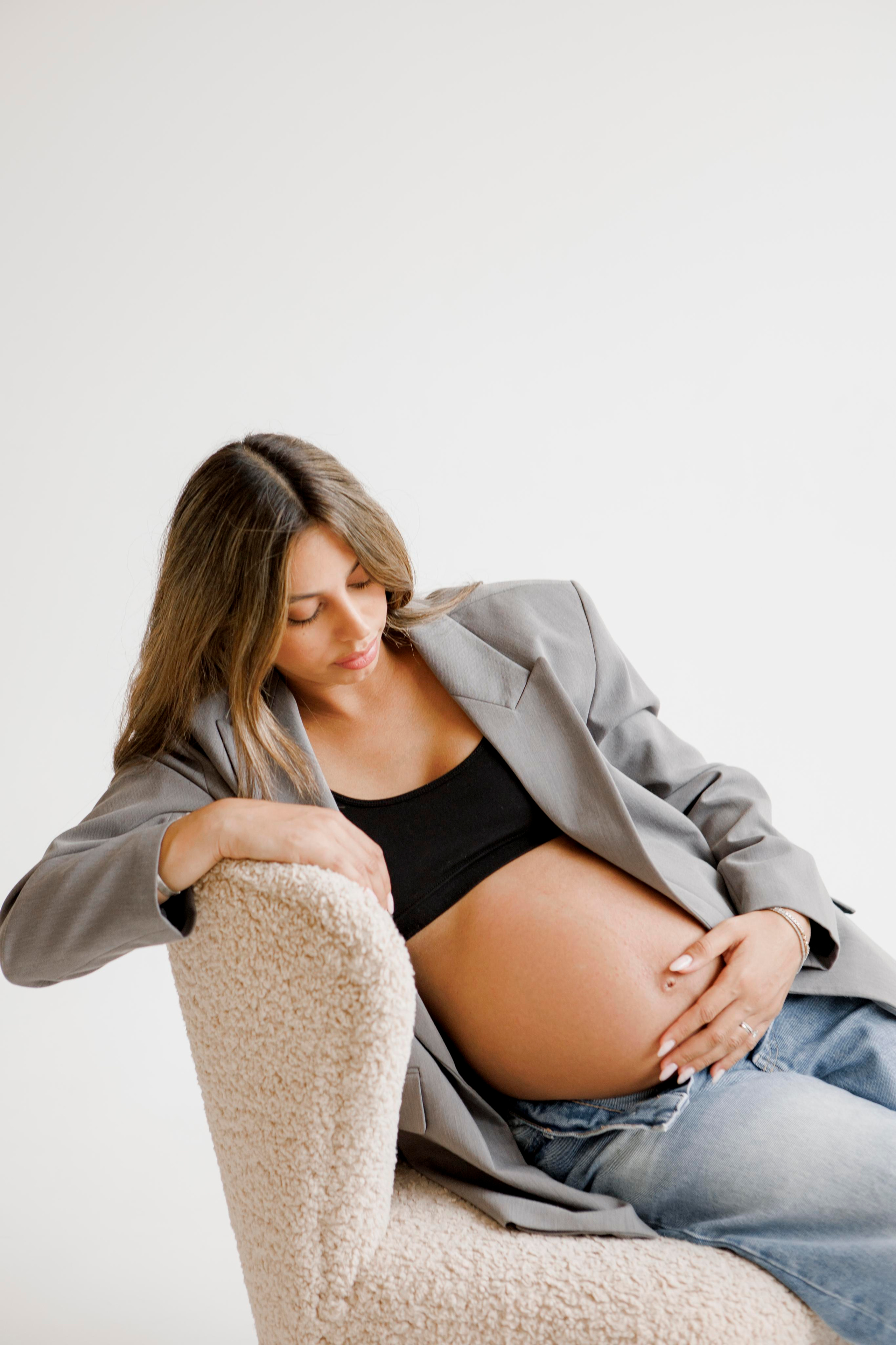 Pregnancy photoshoot inside the White studio. Главная