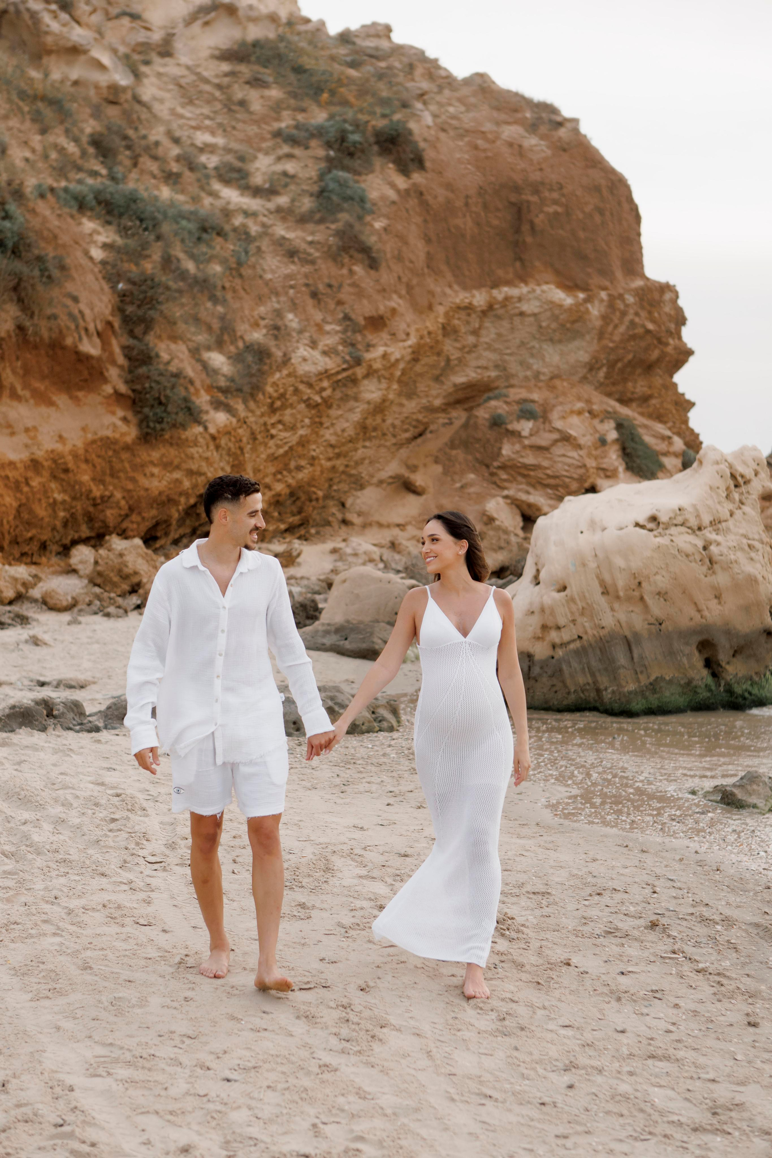 Pregnancy photoshoot near the sea. Главная