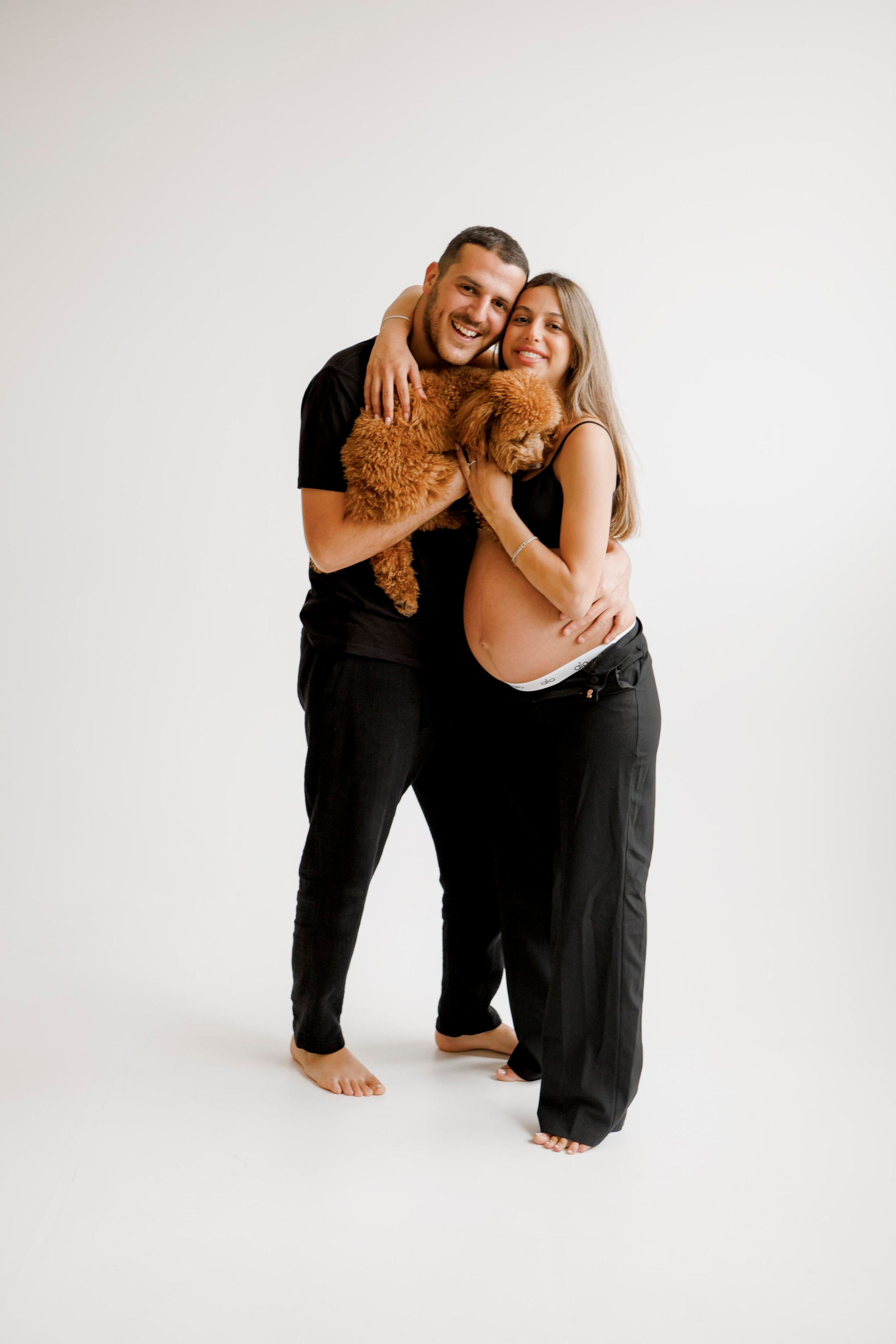 Pregnancy photoshoot inside the White studio. Главная