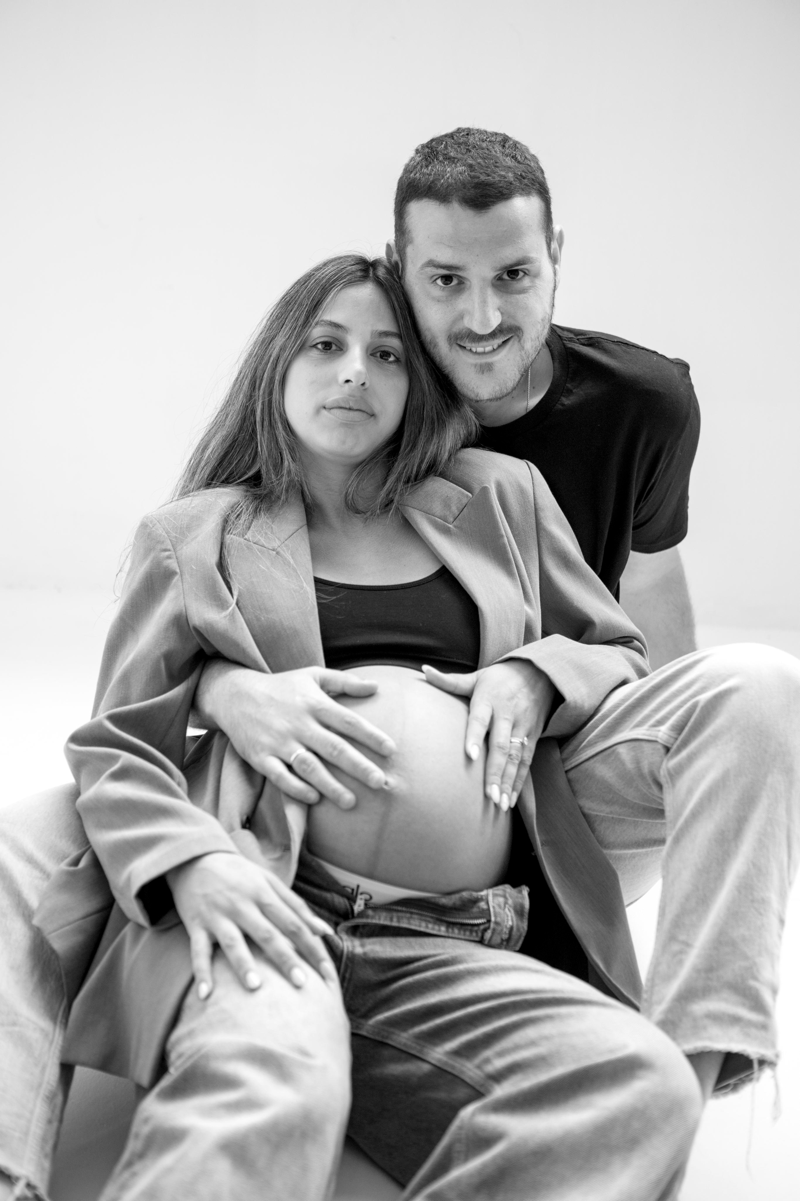 Pregnancy photoshoot inside the White studio. Главная