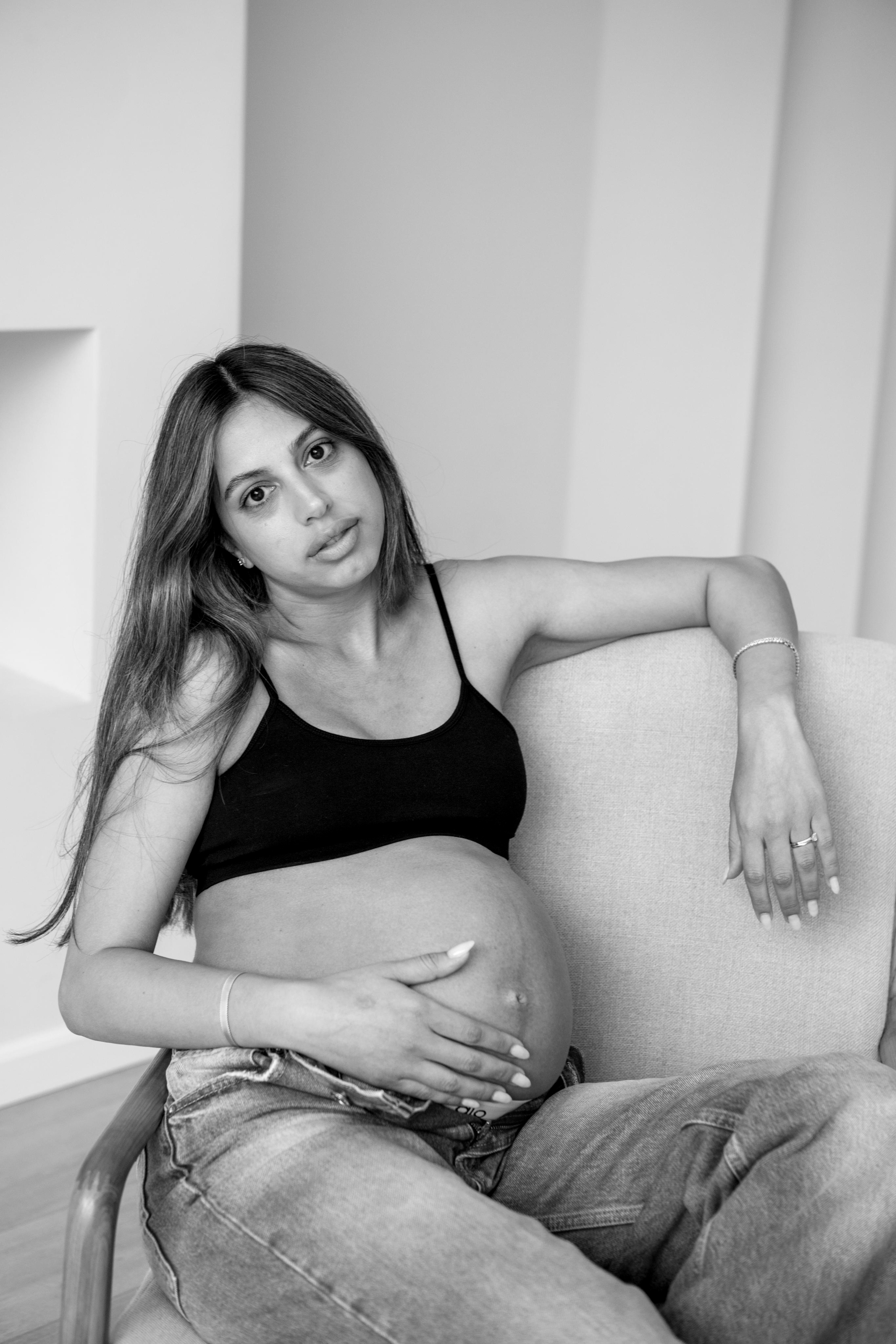 Pregnancy photoshoot inside the White studio. Главная