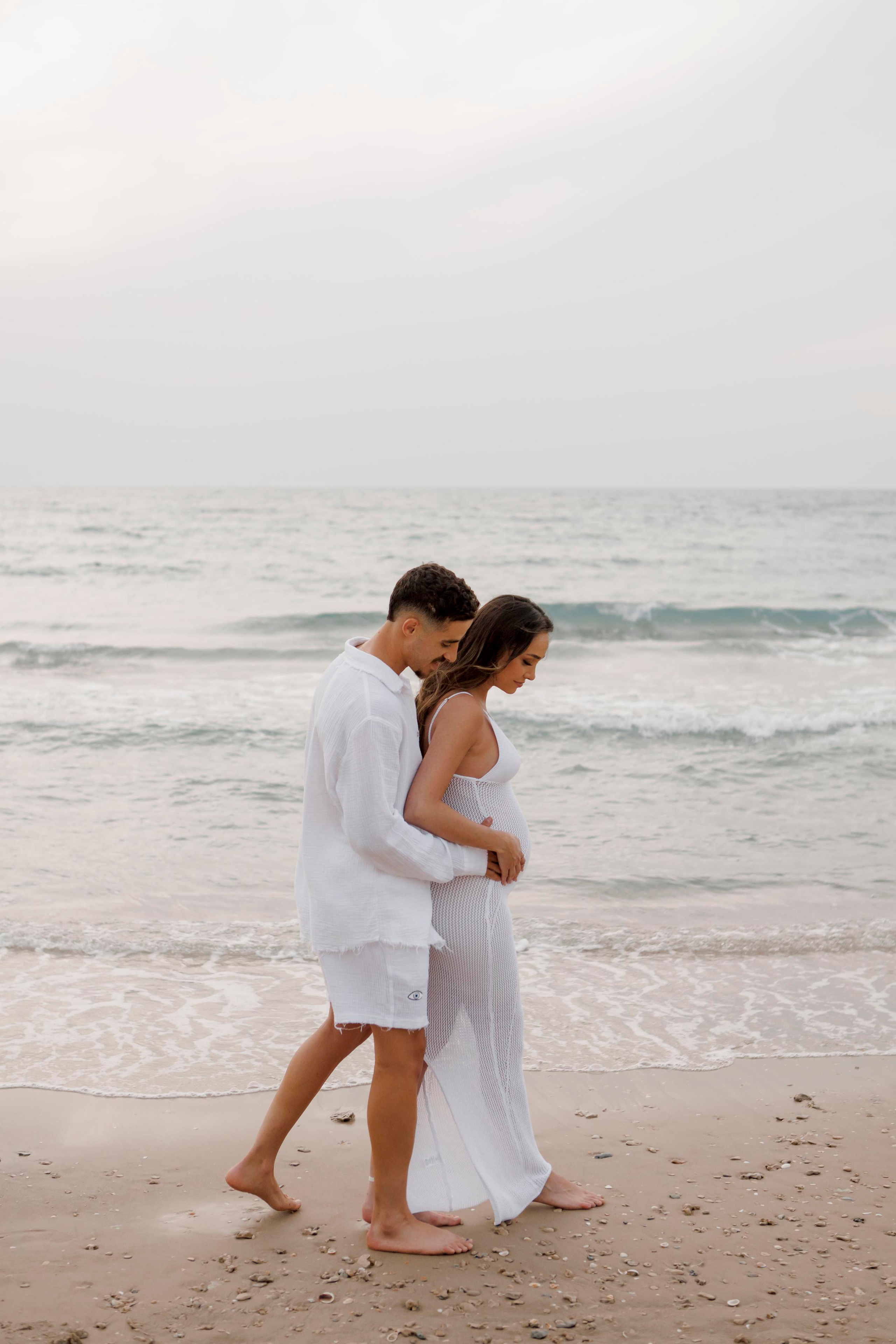 Pregnancy photoshoot near the sea. Главная