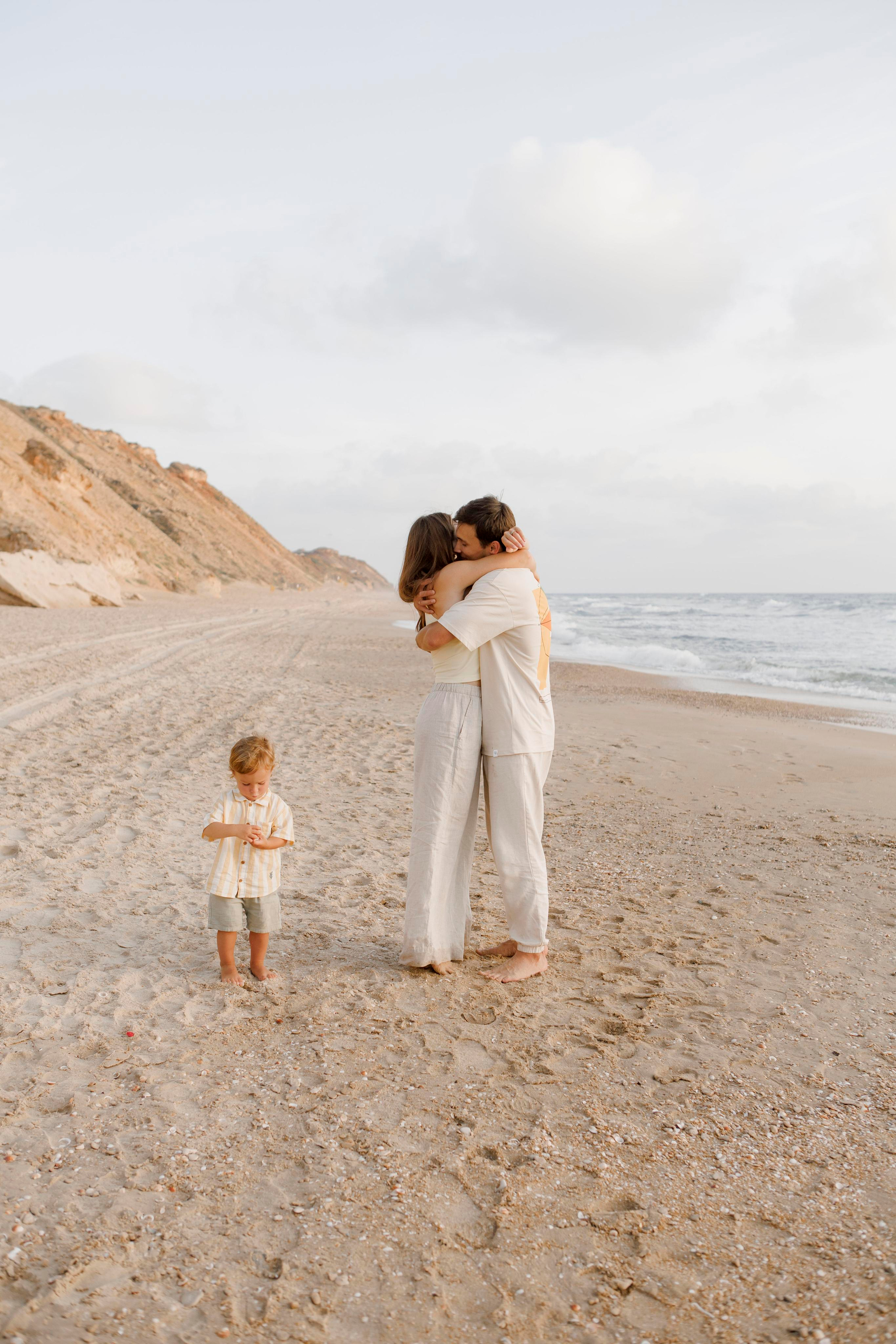 Family photoshoot near the sea (sunset). Главная