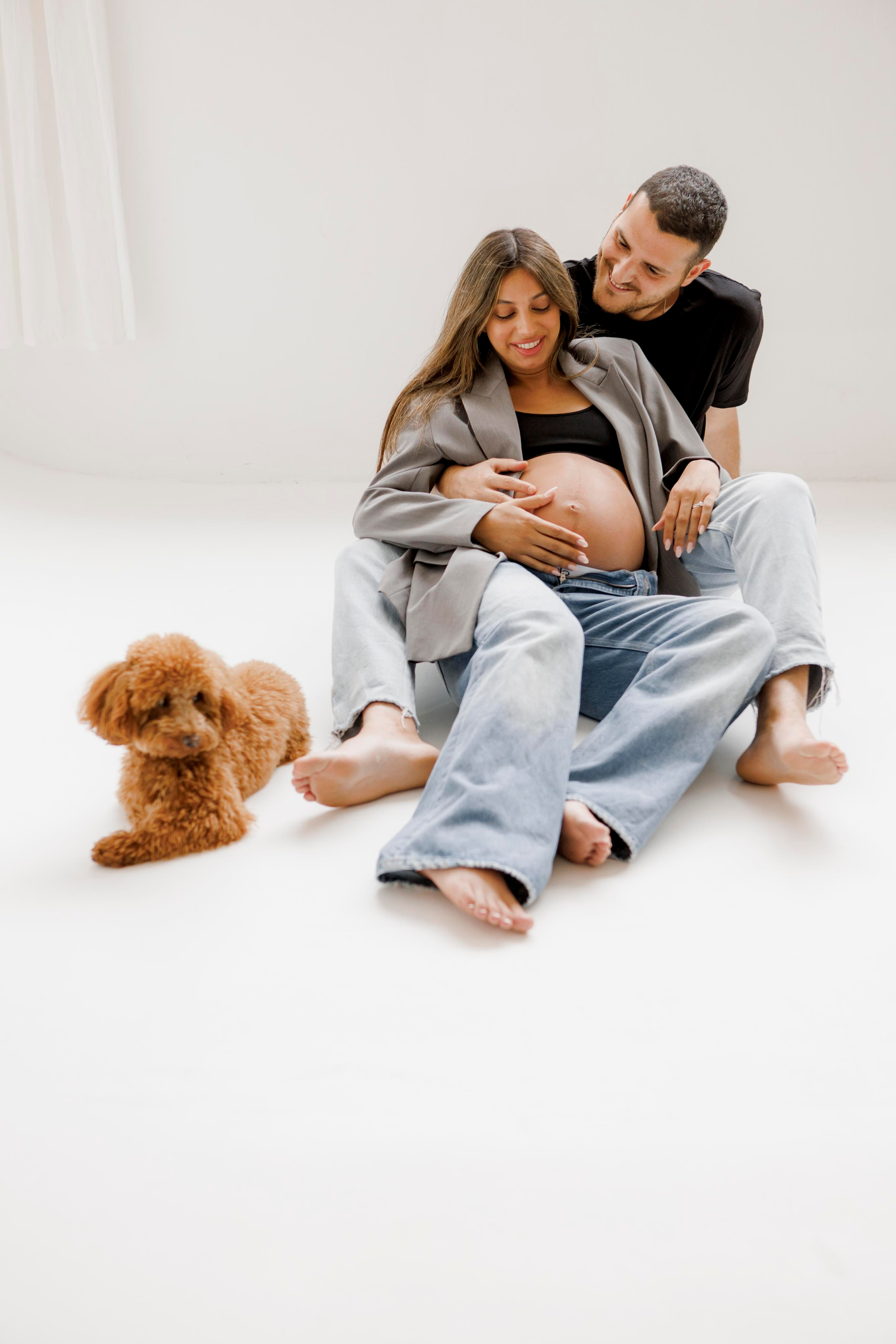 Pregnancy photoshoot inside the White studio. Главная