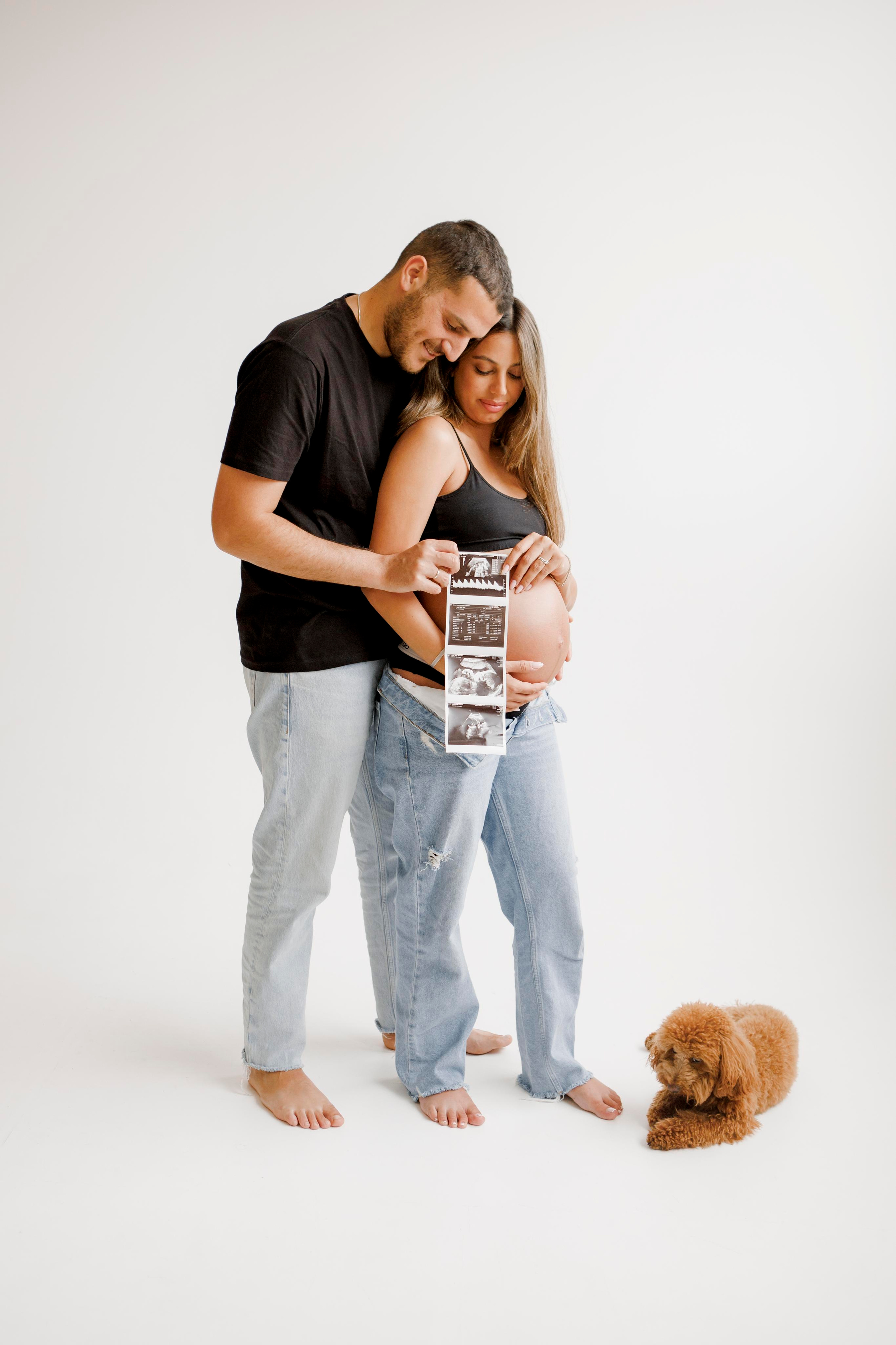 Pregnancy photoshoot inside the White studio. Главная