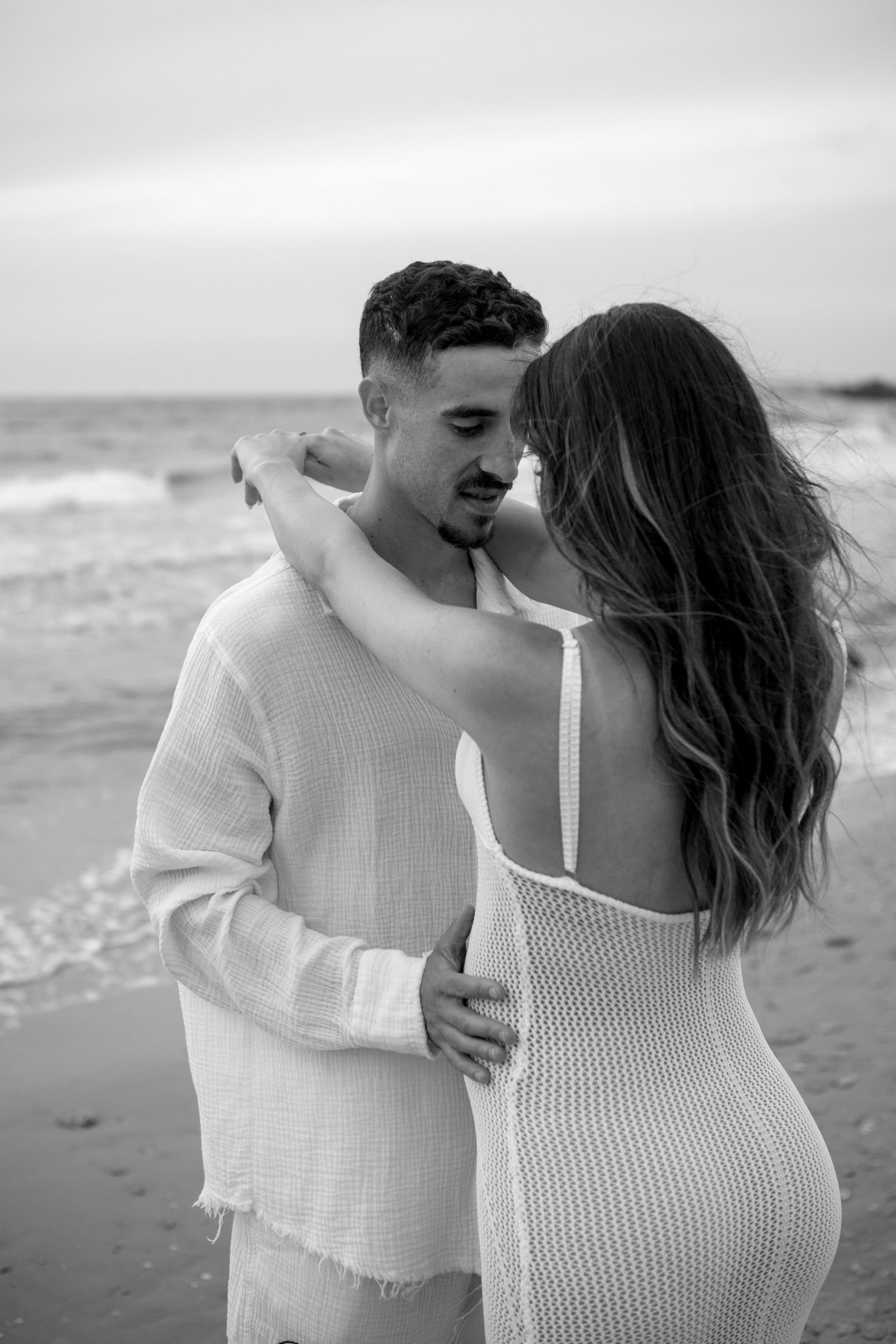 Pregnancy photoshoot near the sea. Главная