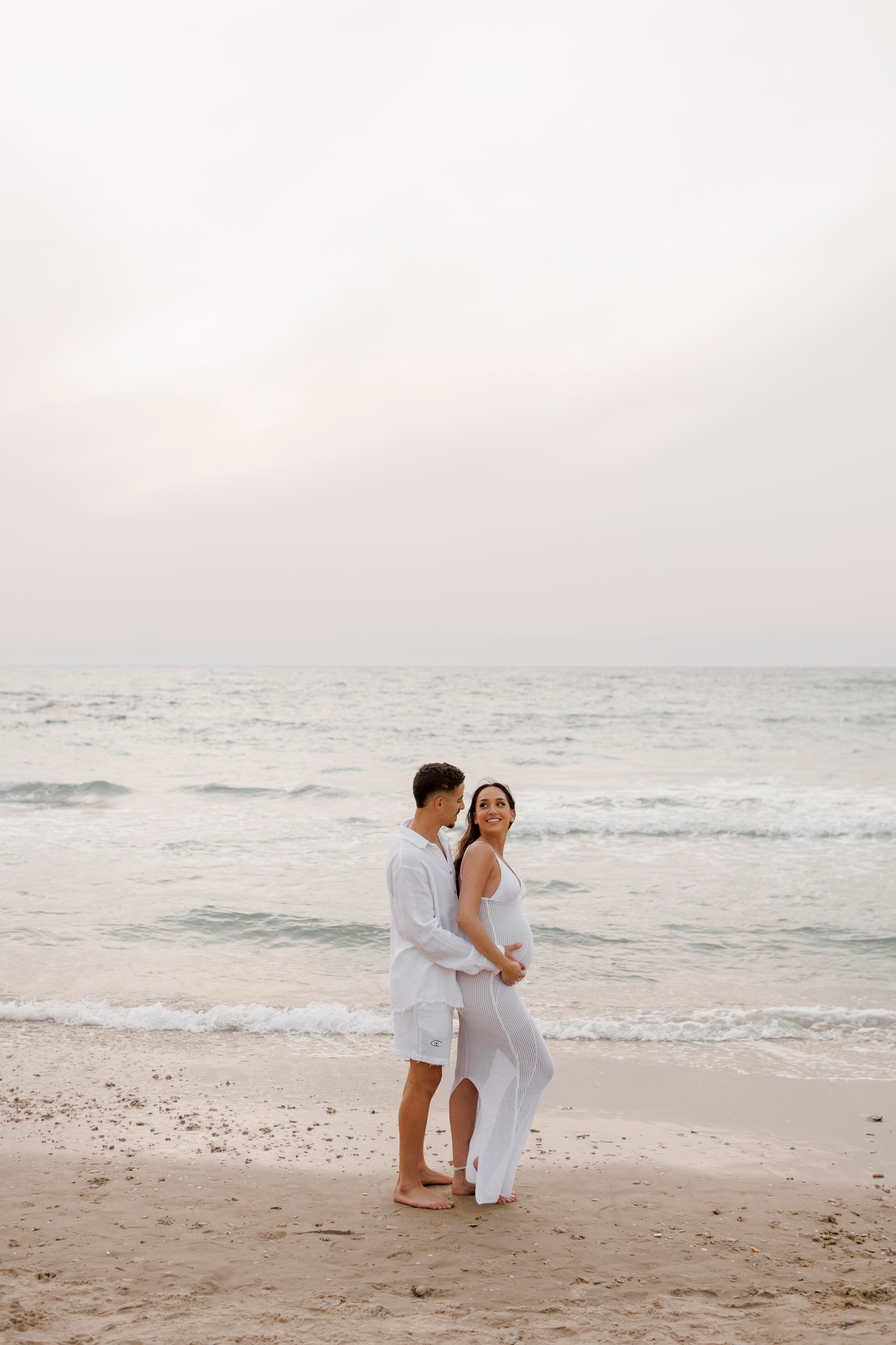 Pregnancy photoshoot near the sea. Главная