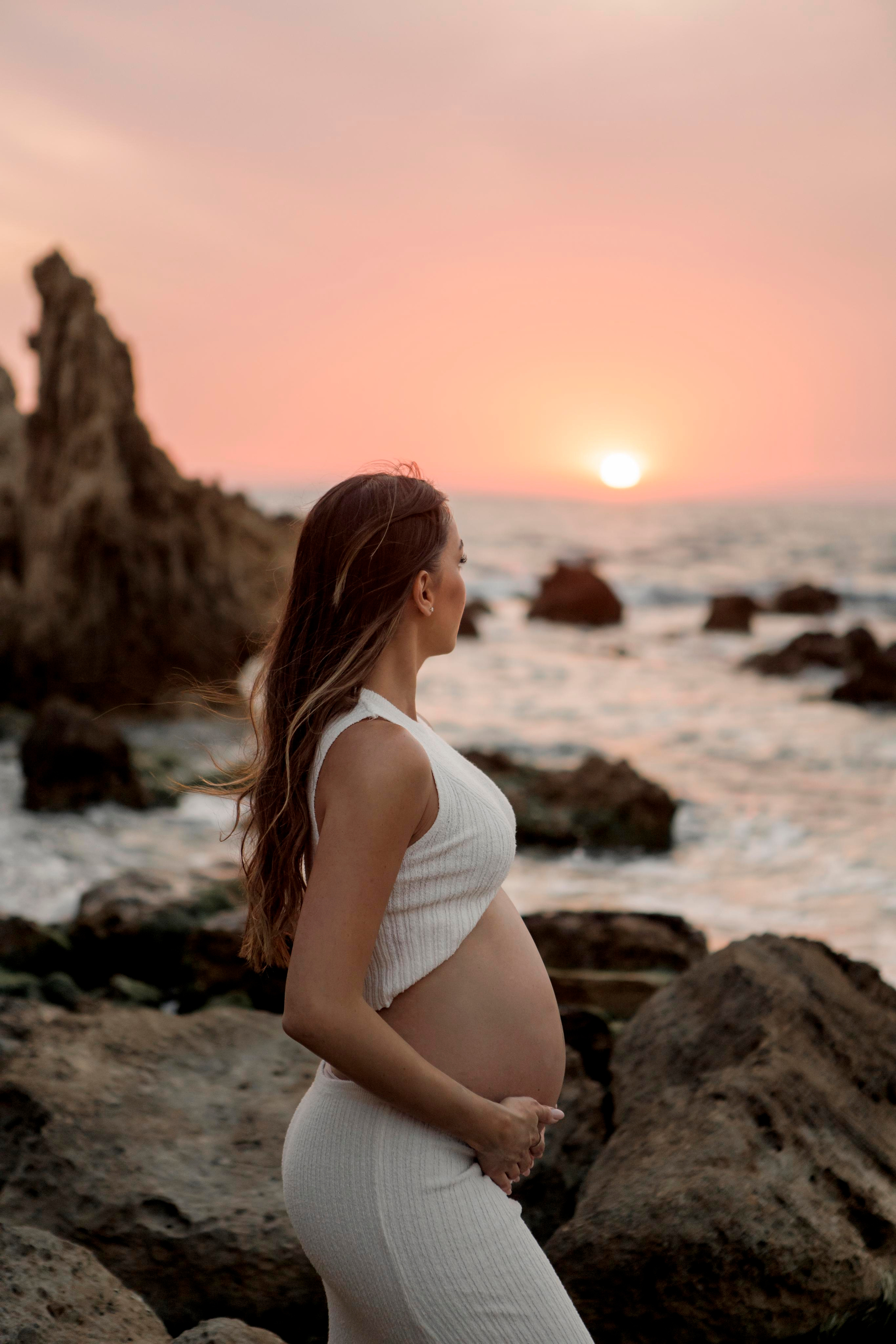 Pregnancy photoshoot near the sea. Главная