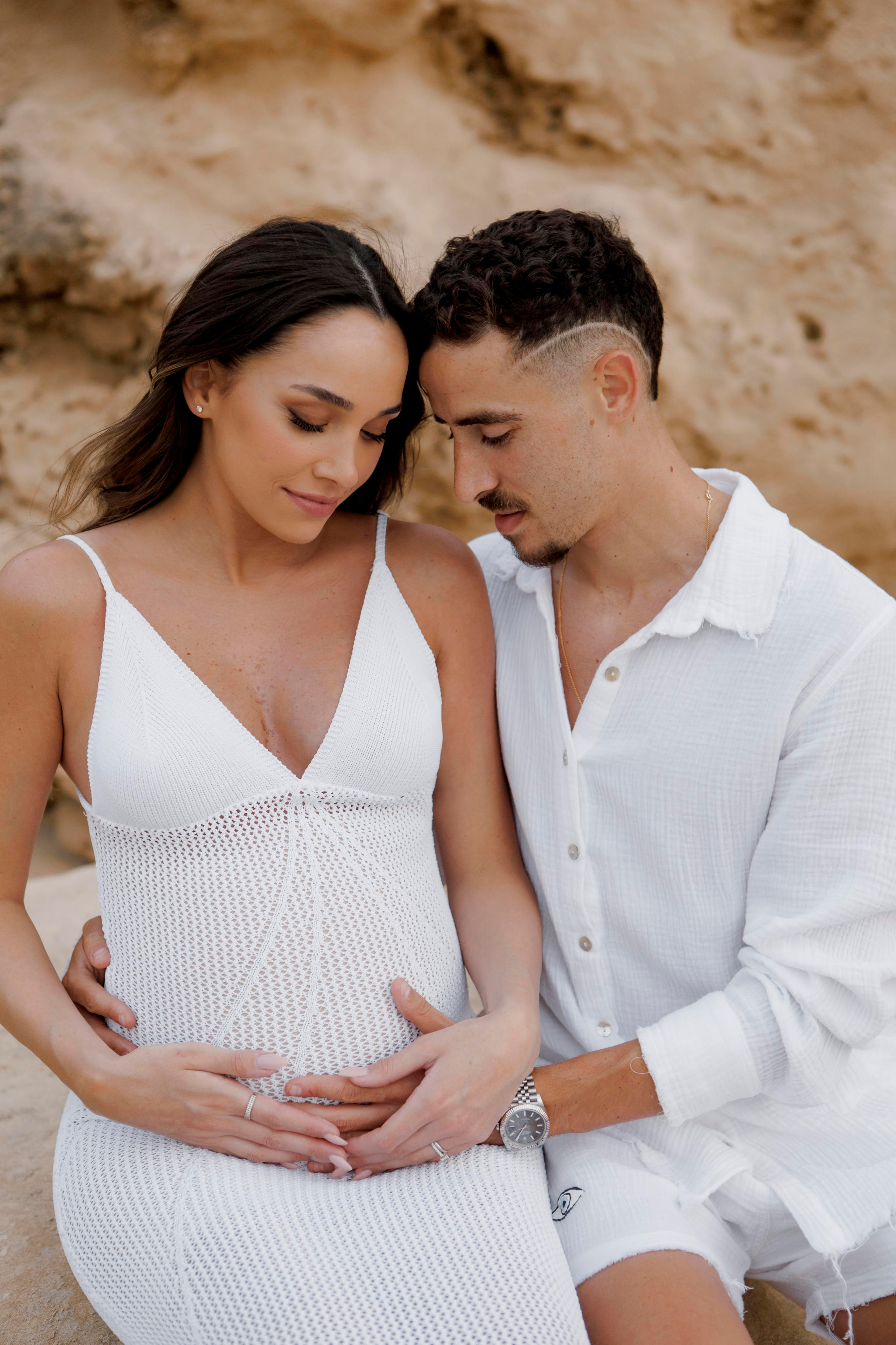 Pregnancy photoshoot near the sea. Главная