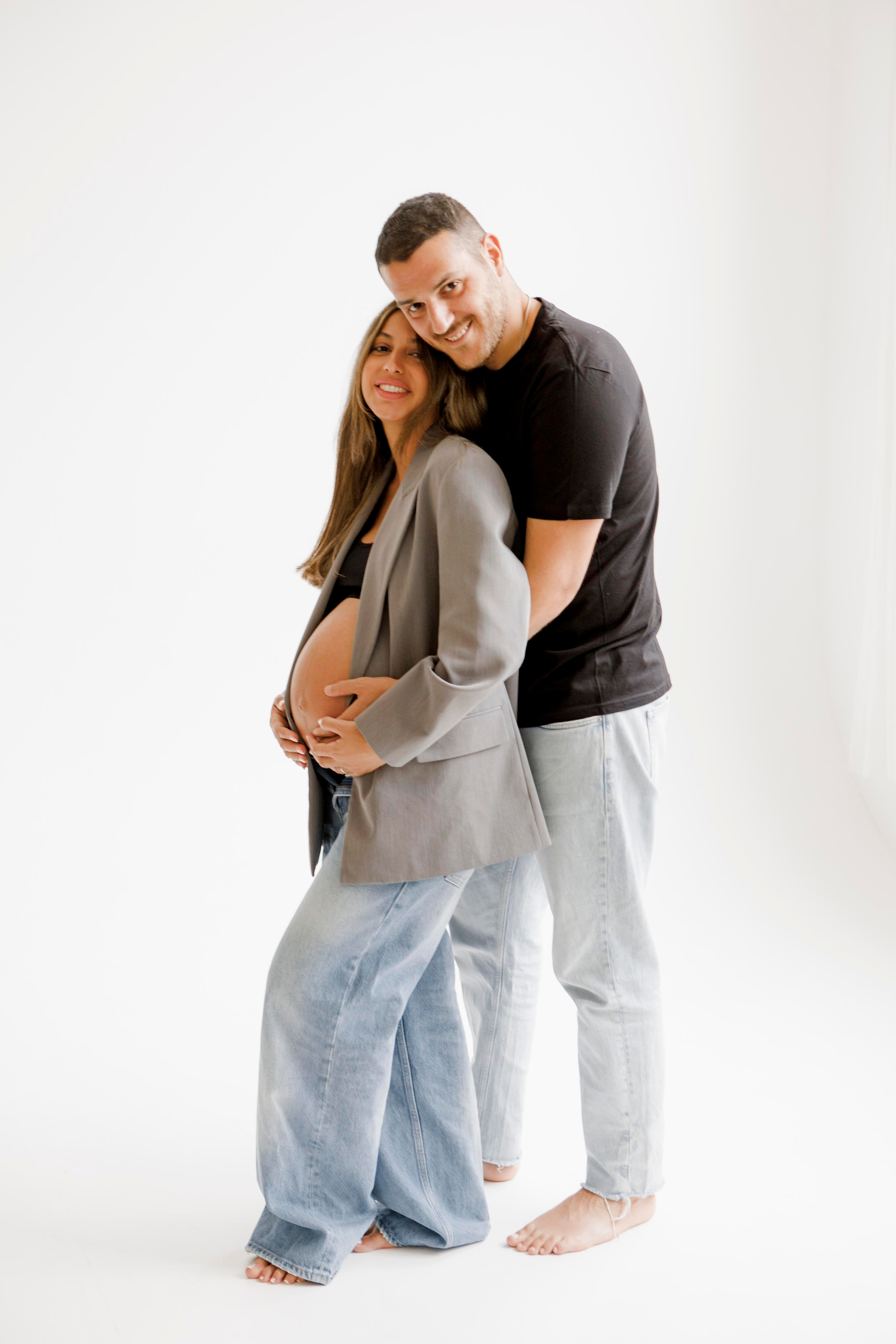 Pregnancy photoshoot inside the White studio. Главная