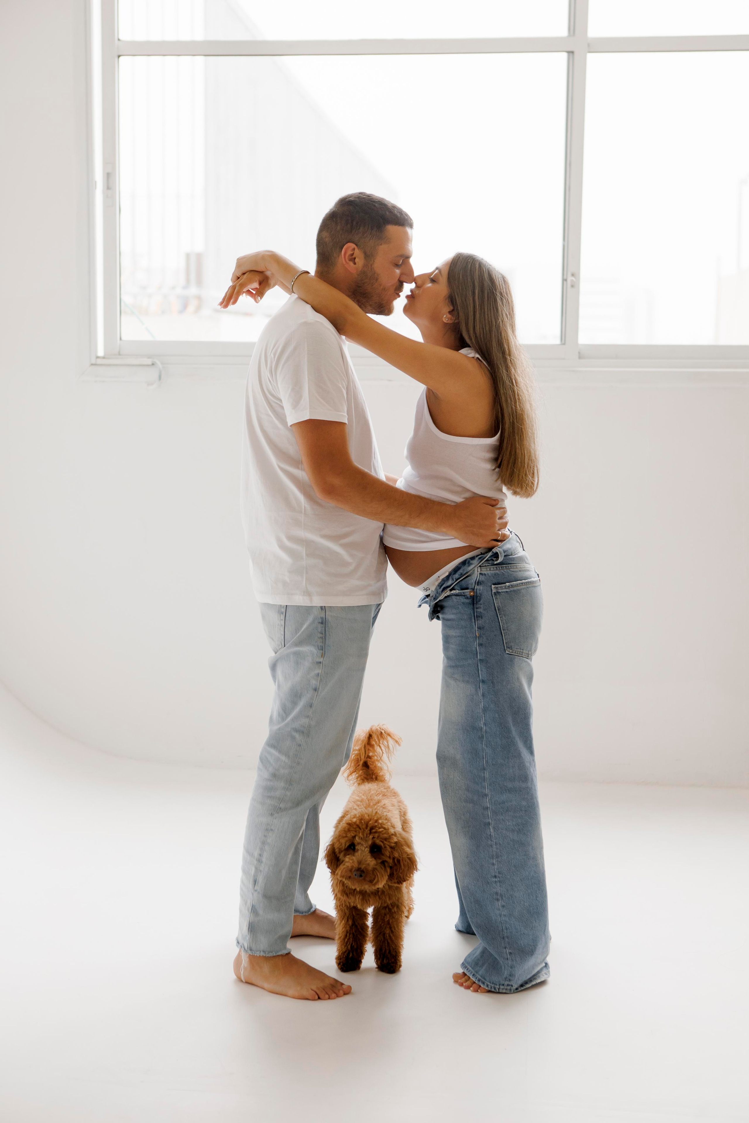 Pregnancy photoshoot inside the White studio. Главная