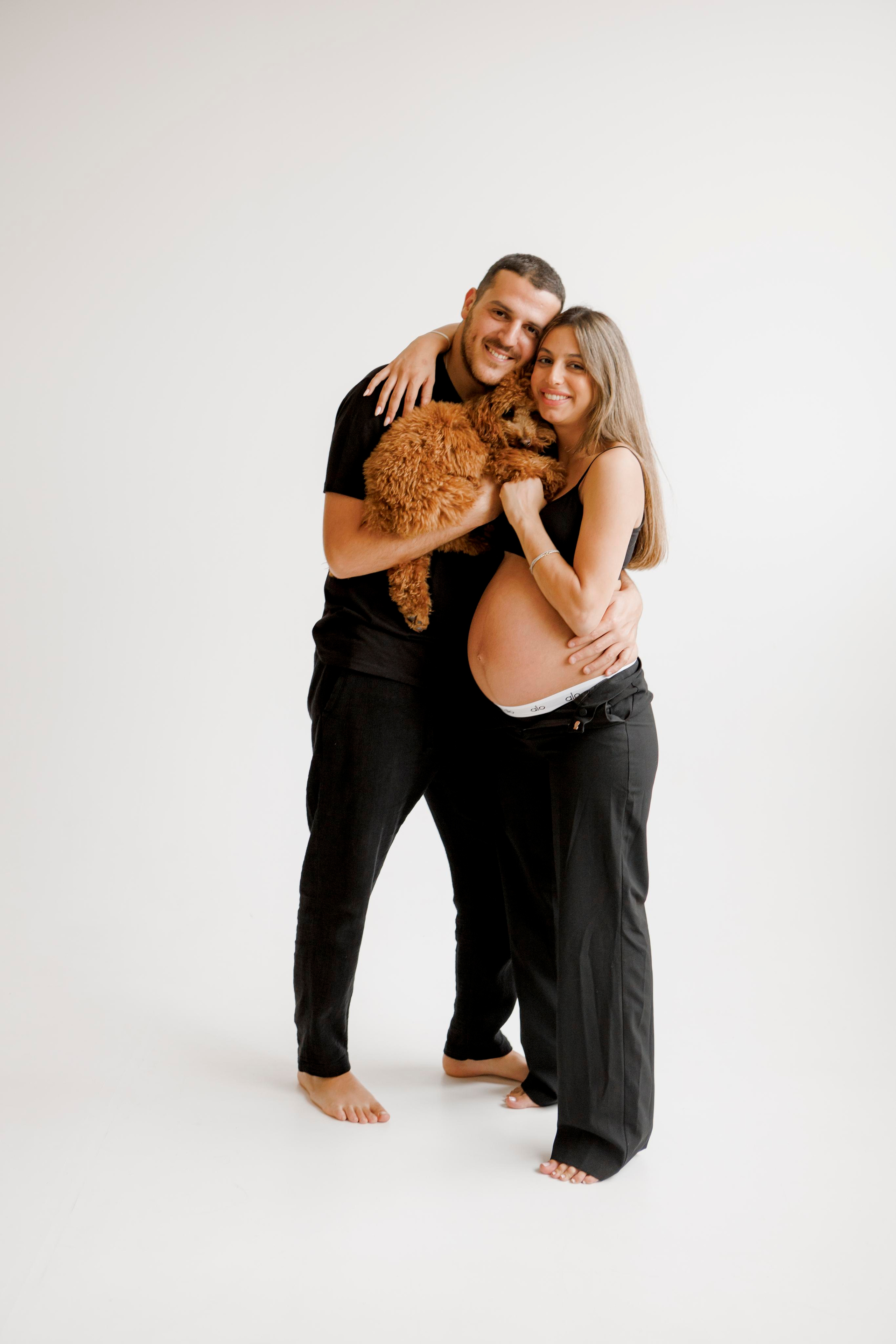 Pregnancy photoshoot inside the White studio. Главная