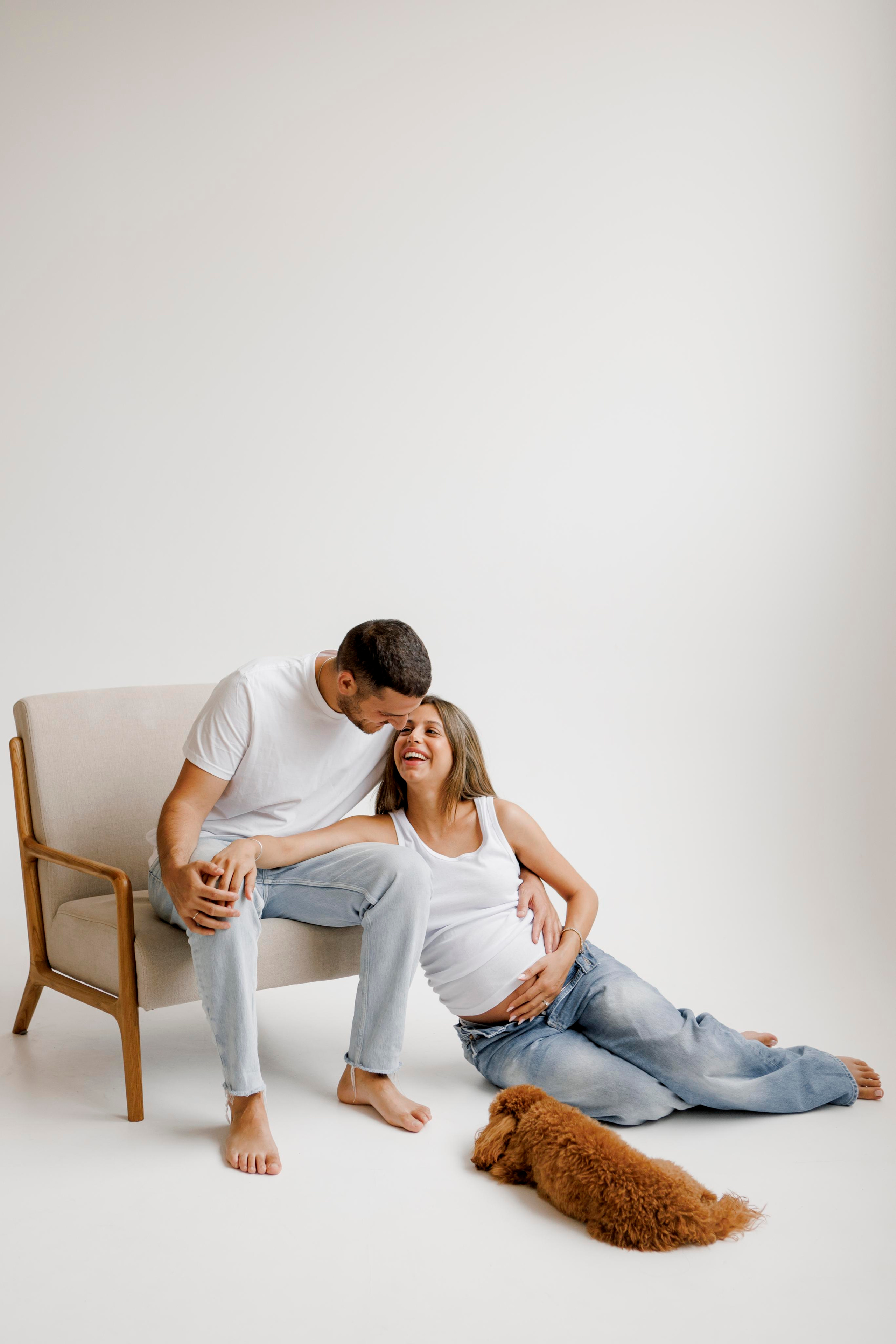 Pregnancy photoshoot inside the White studio. Главная