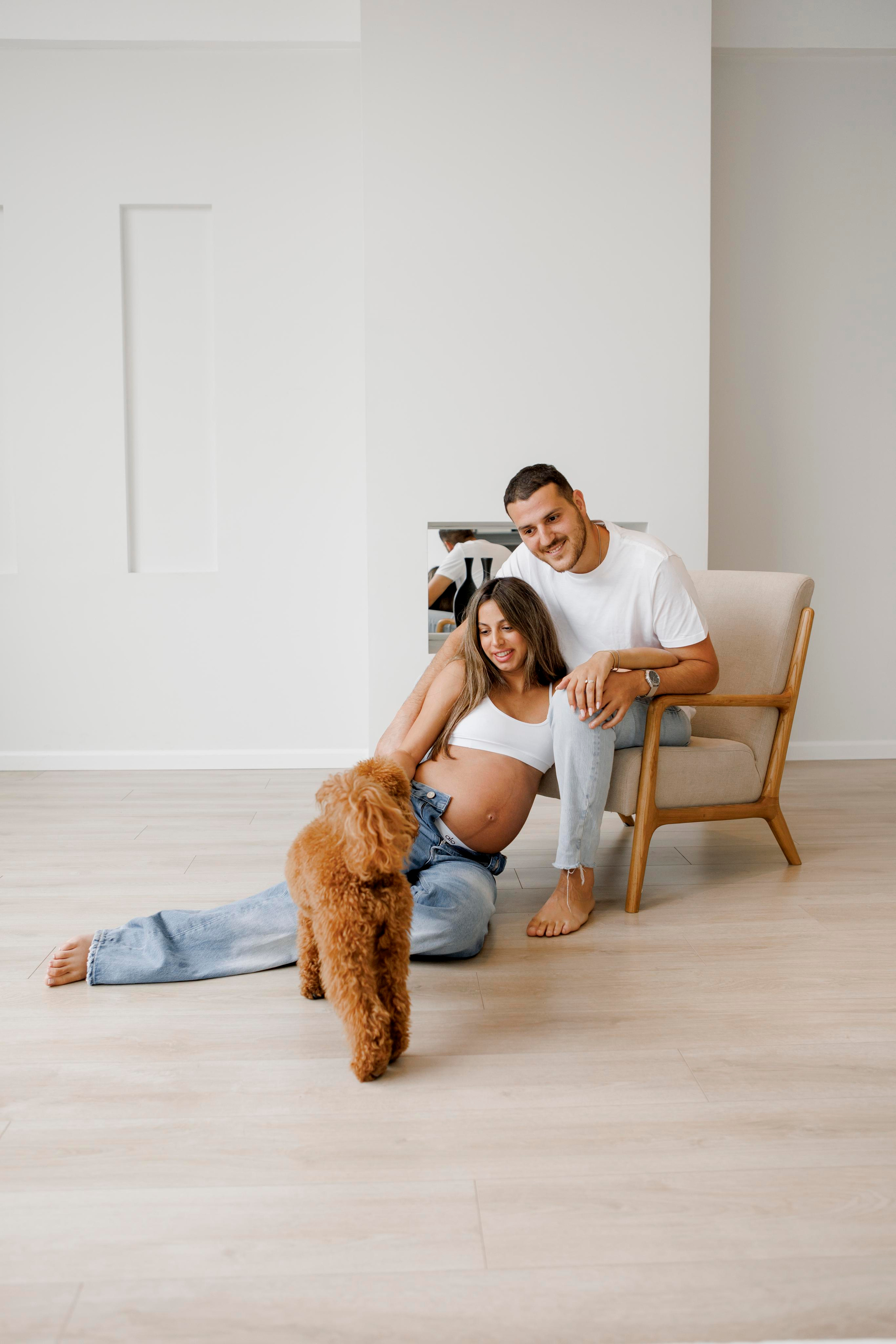 Pregnancy photoshoot inside the White studio. Главная