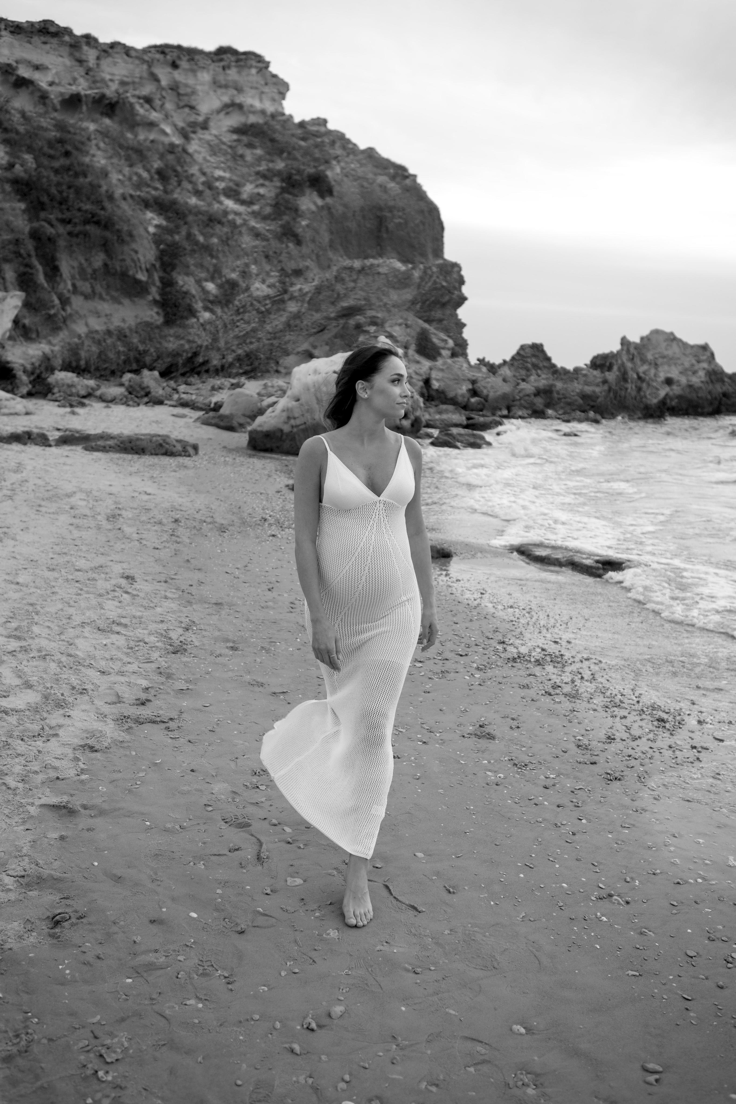 Pregnancy photoshoot near the sea. Главная