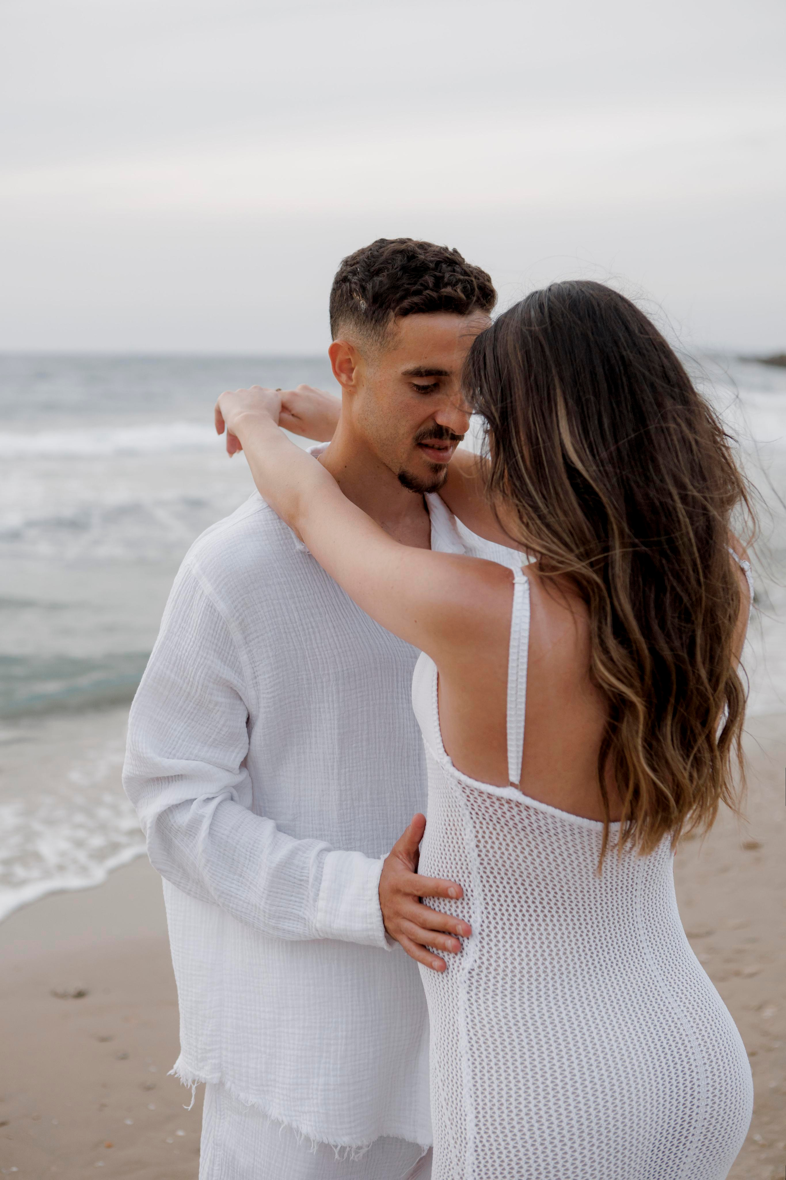Pregnancy photoshoot near the sea. Главная
