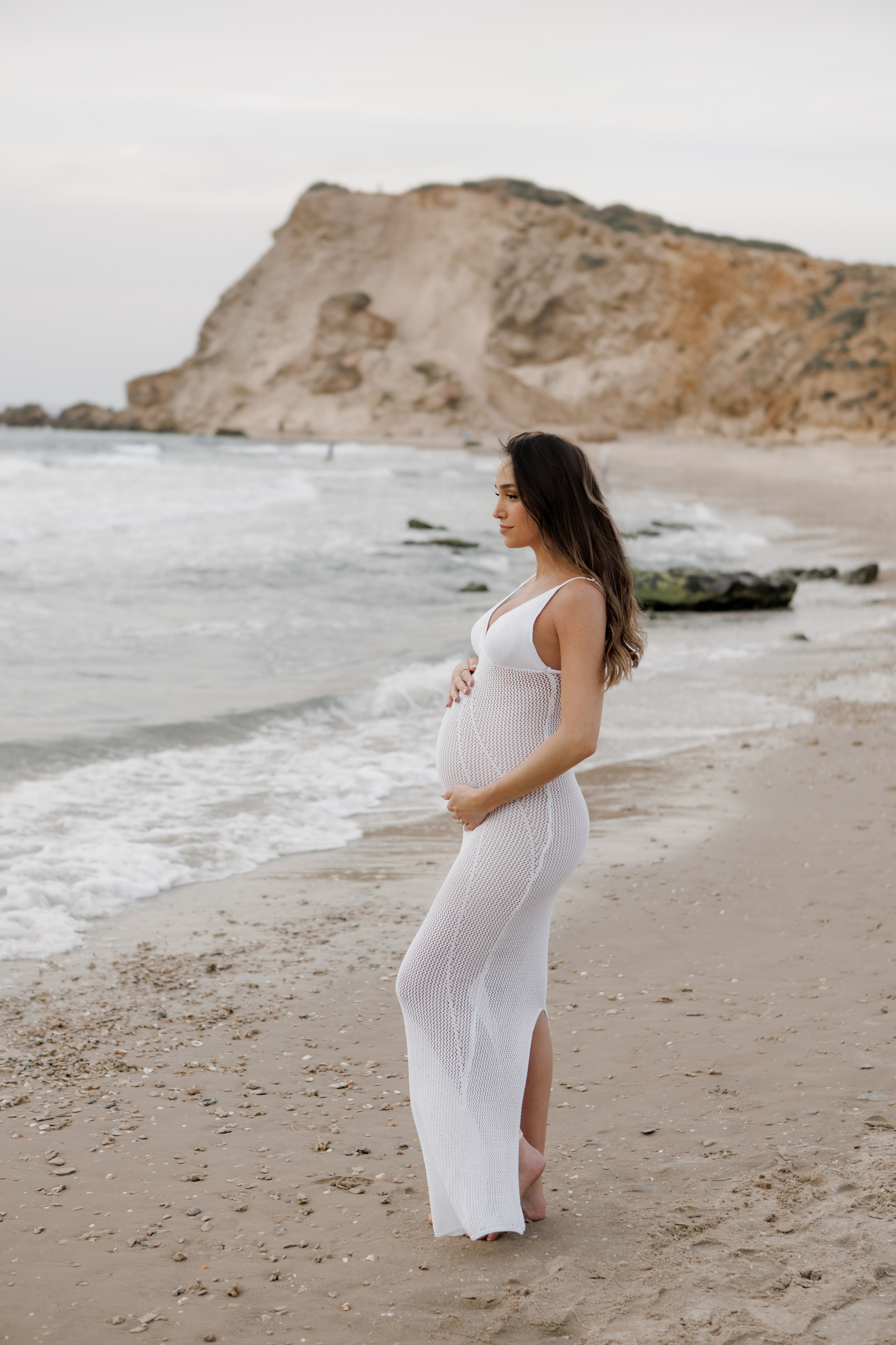 Pregnancy photoshoot near the sea. Главная