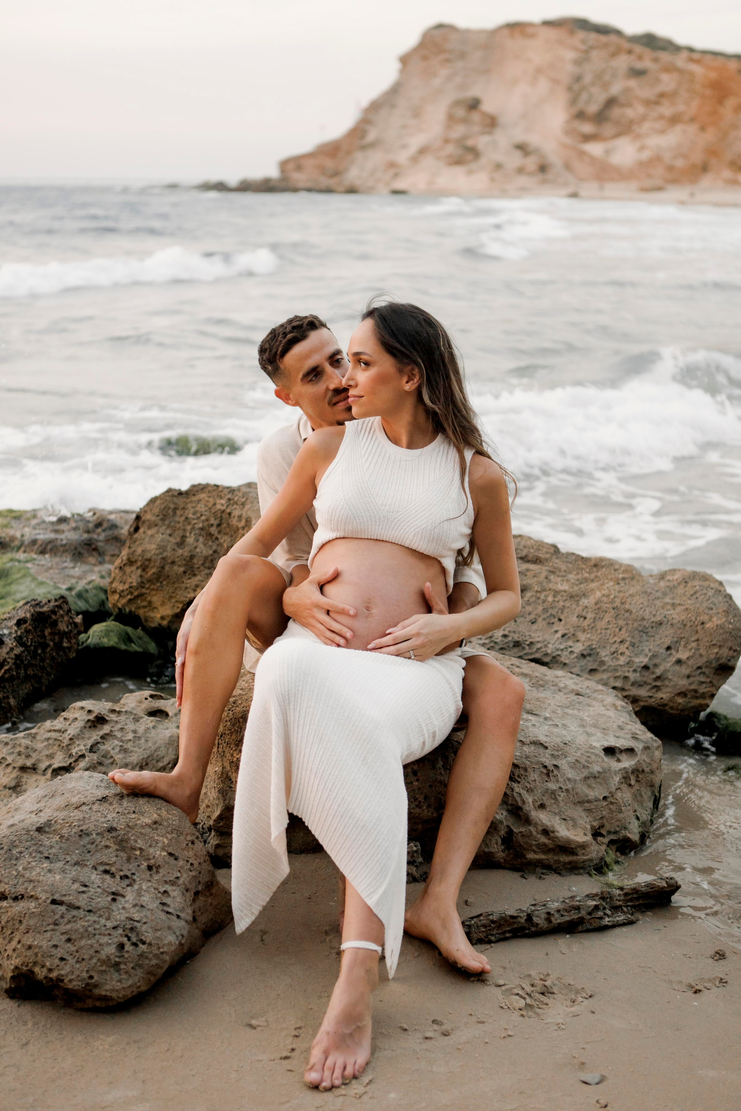 Pregnancy photoshoot near the sea. Главная