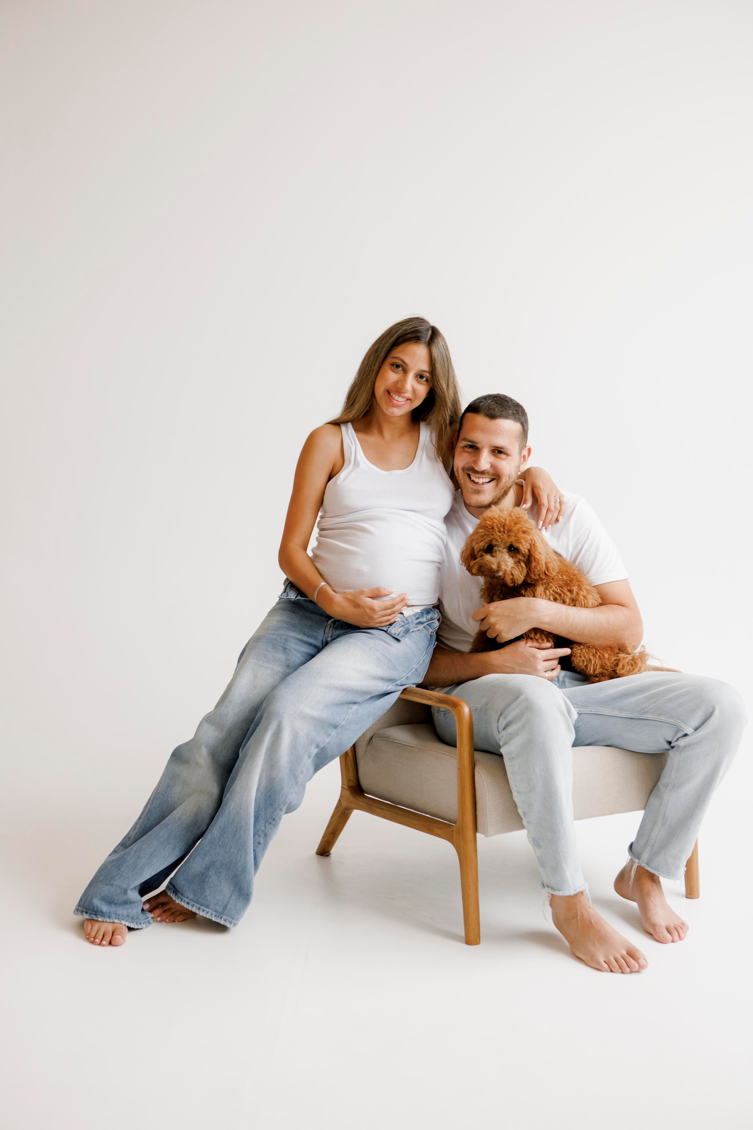 Pregnancy photoshoot inside the White studio. Главная