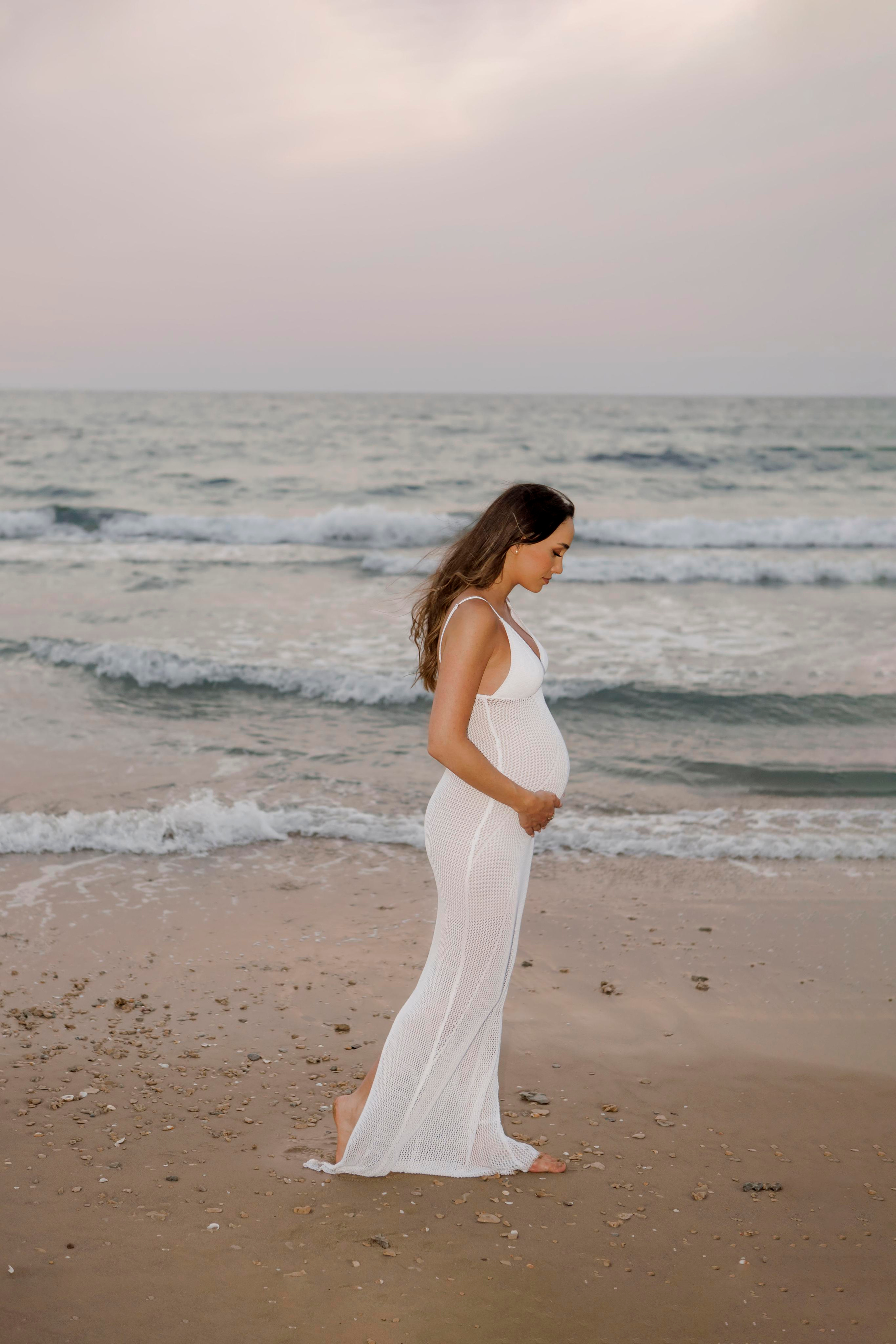 Pregnancy photoshoot near the sea. Главная