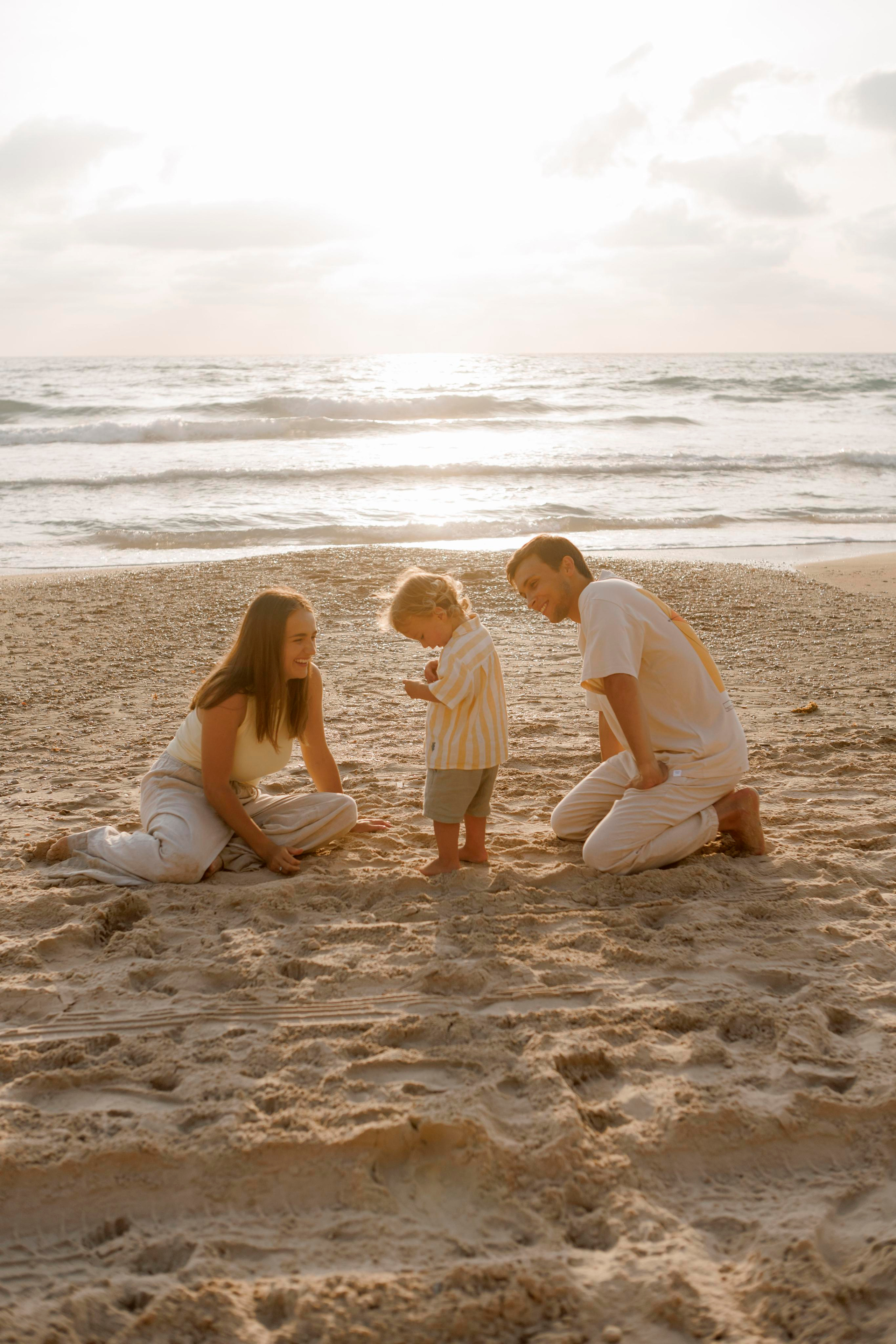 Family photoshoot near the sea (sunset). Главная