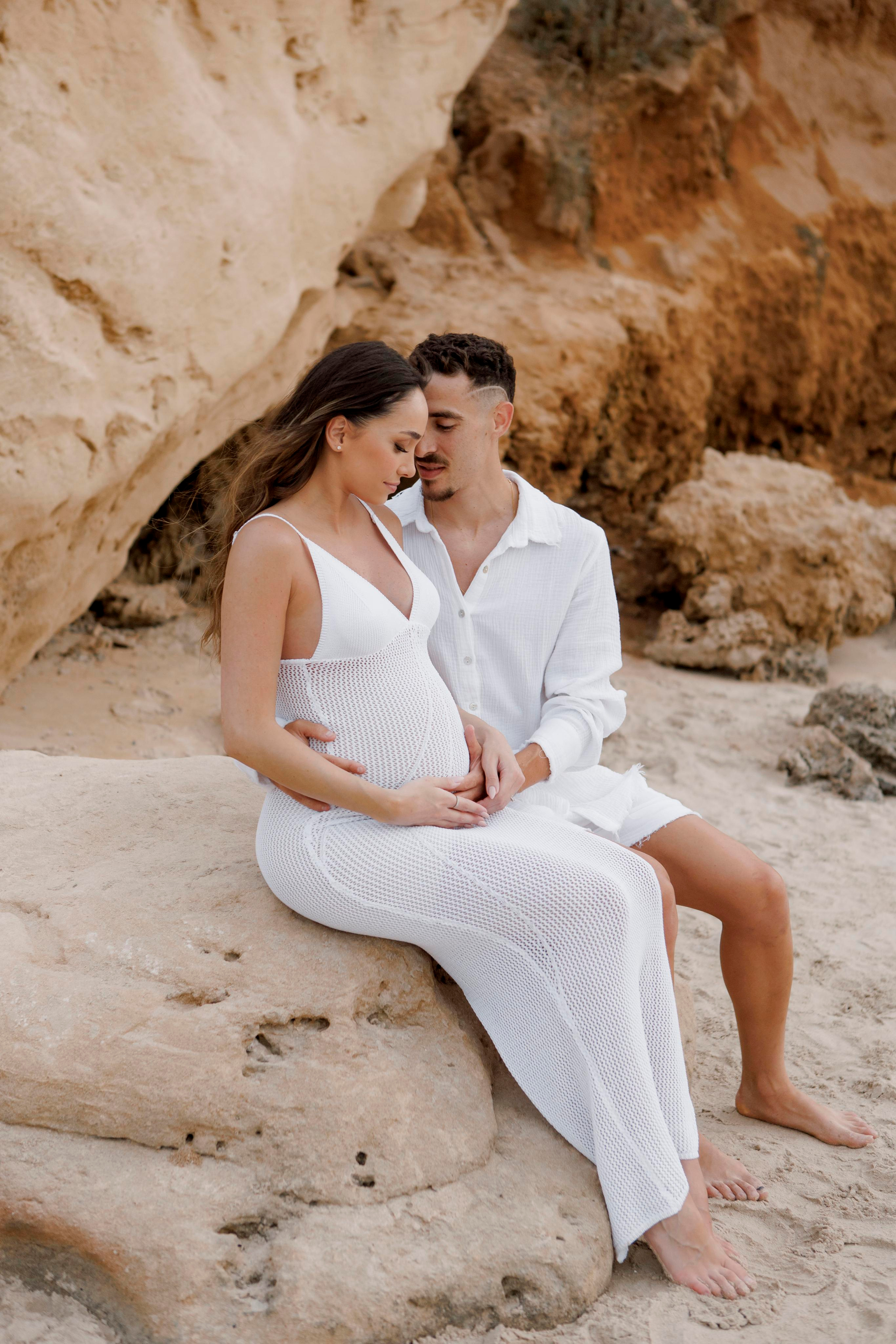 Pregnancy photoshoot near the sea. Главная