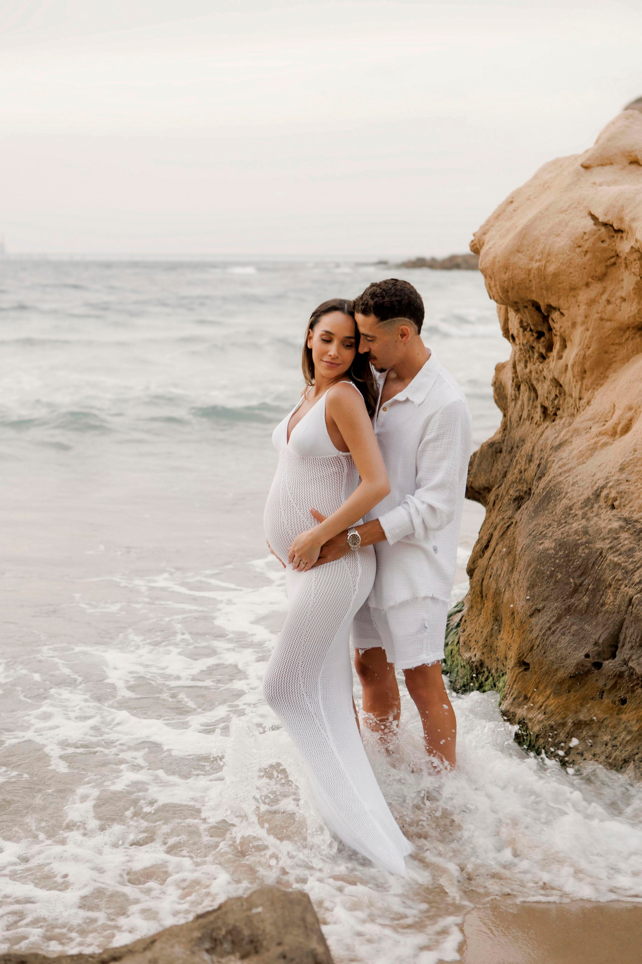 Pregnancy photoshoot near the sea. Главная