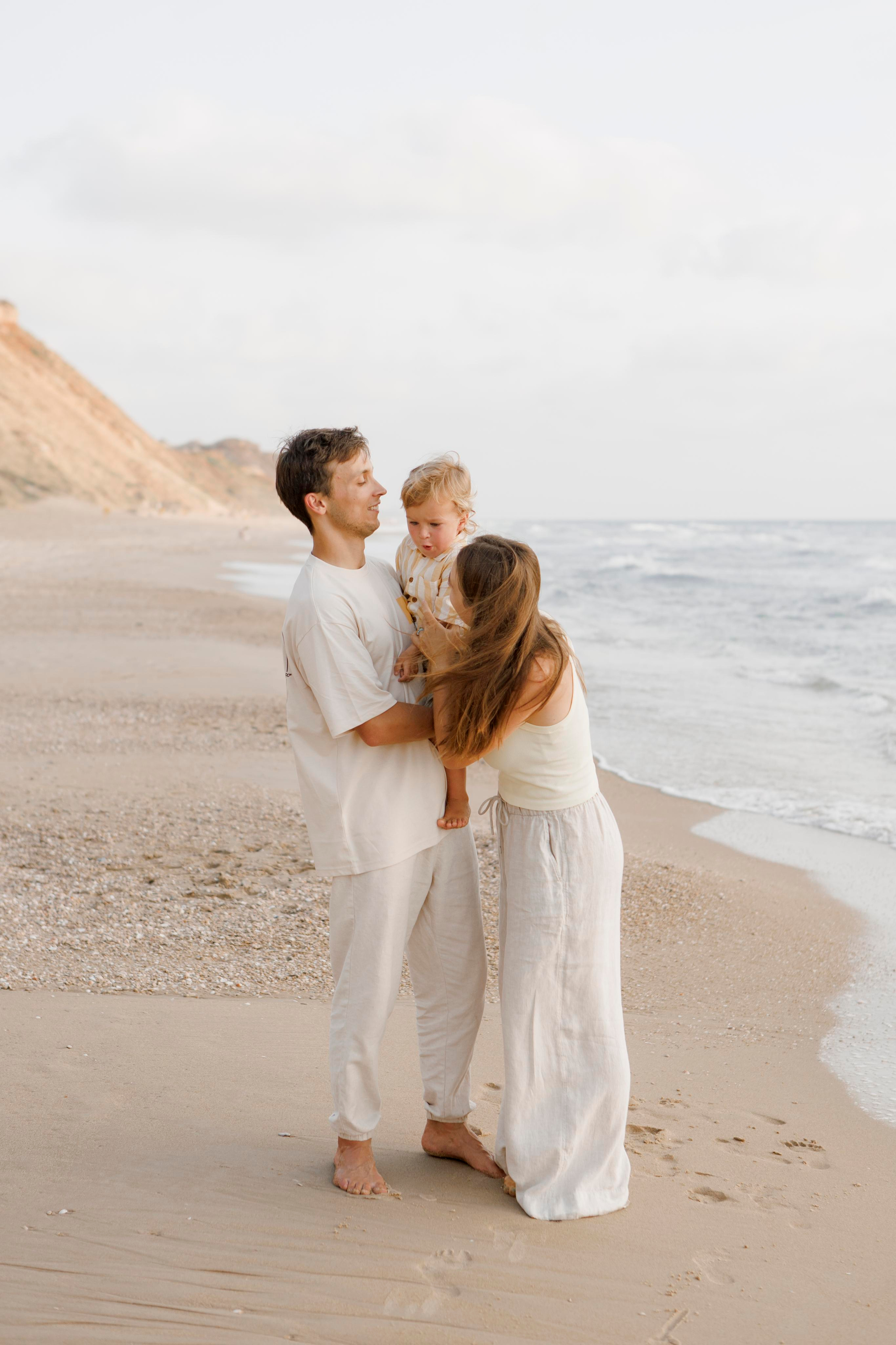 Family photoshoot near the sea (sunset). Главная