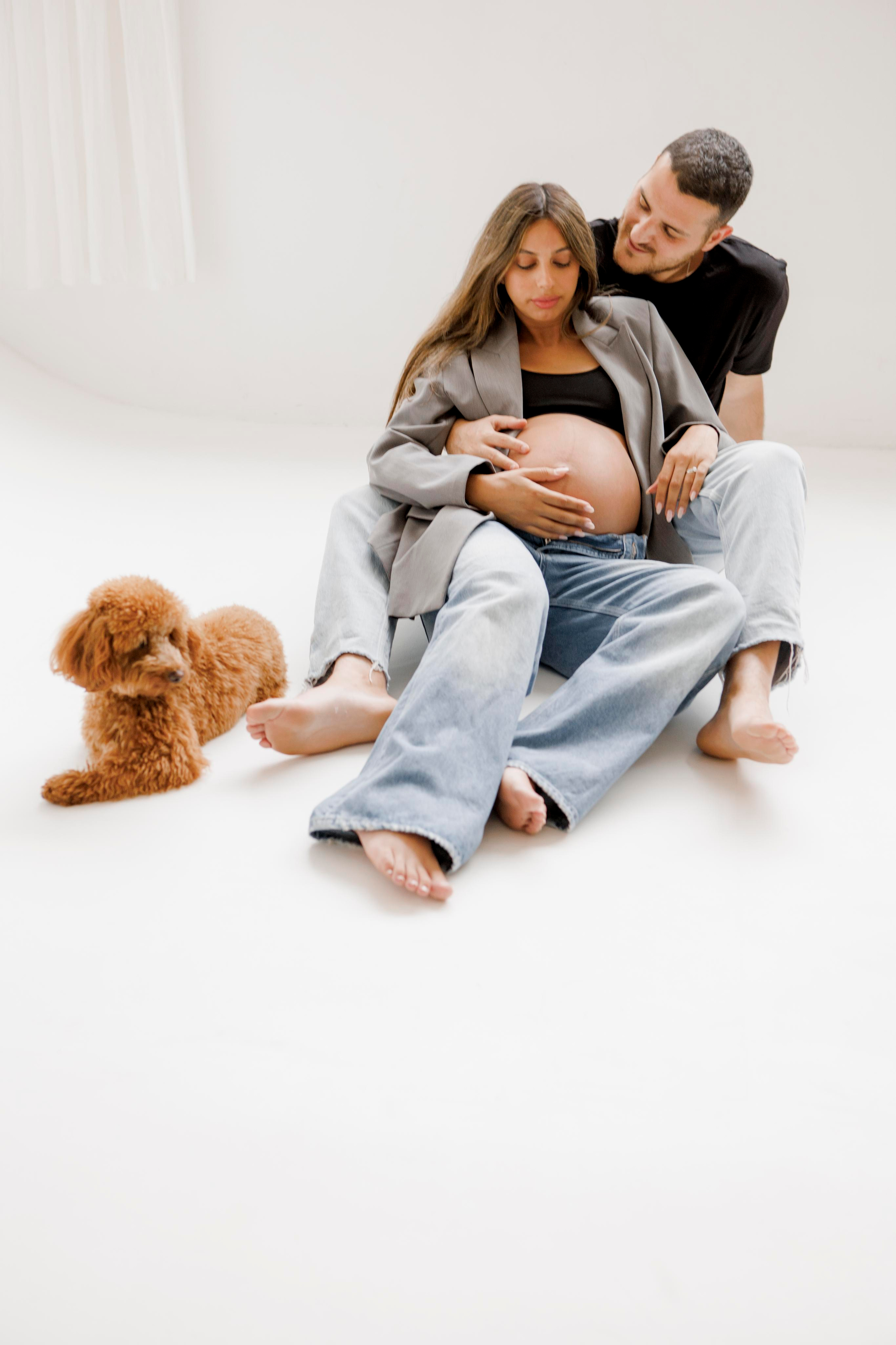 Pregnancy photoshoot inside the White studio. Главная
