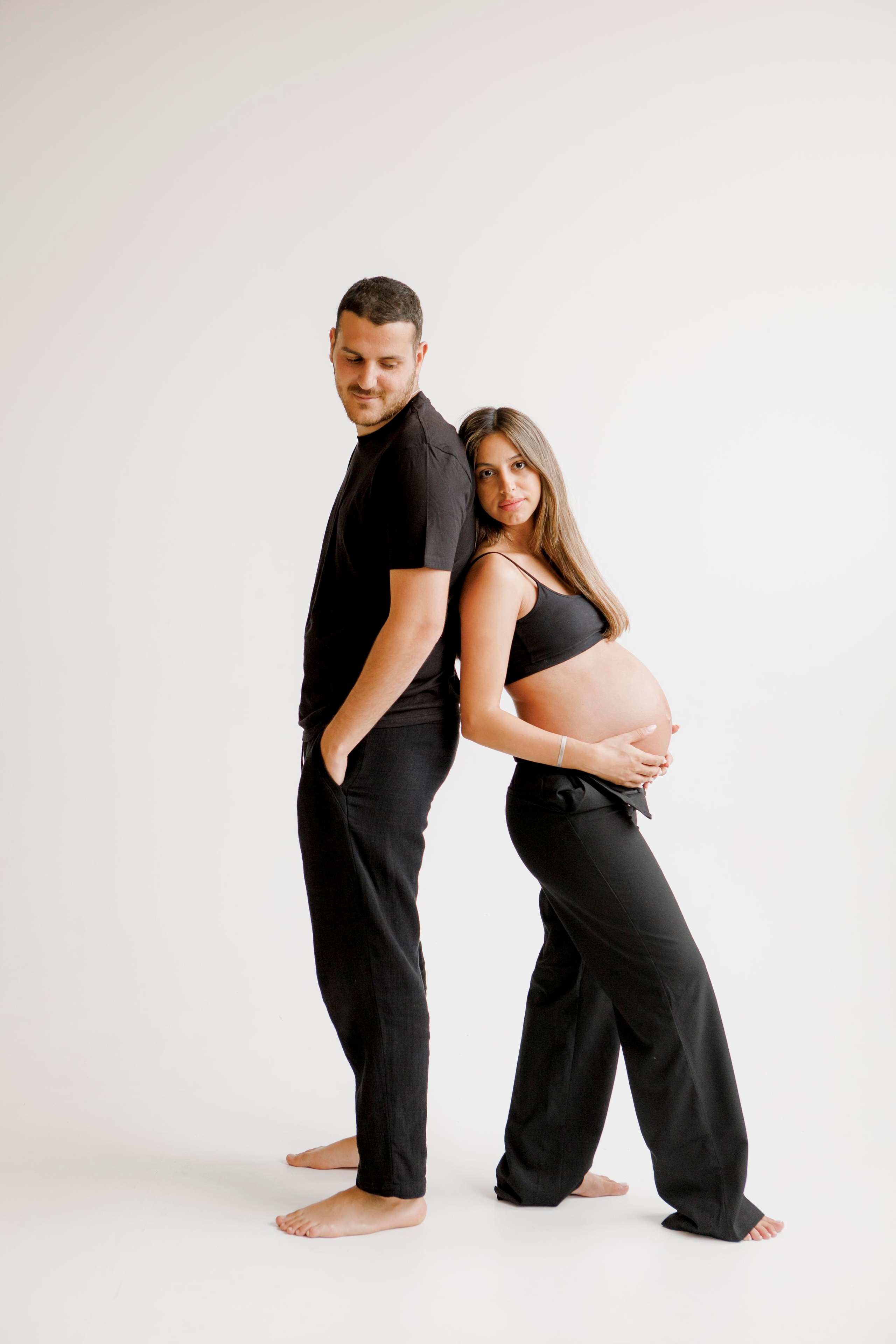 Pregnancy photoshoot inside the White studio. Главная