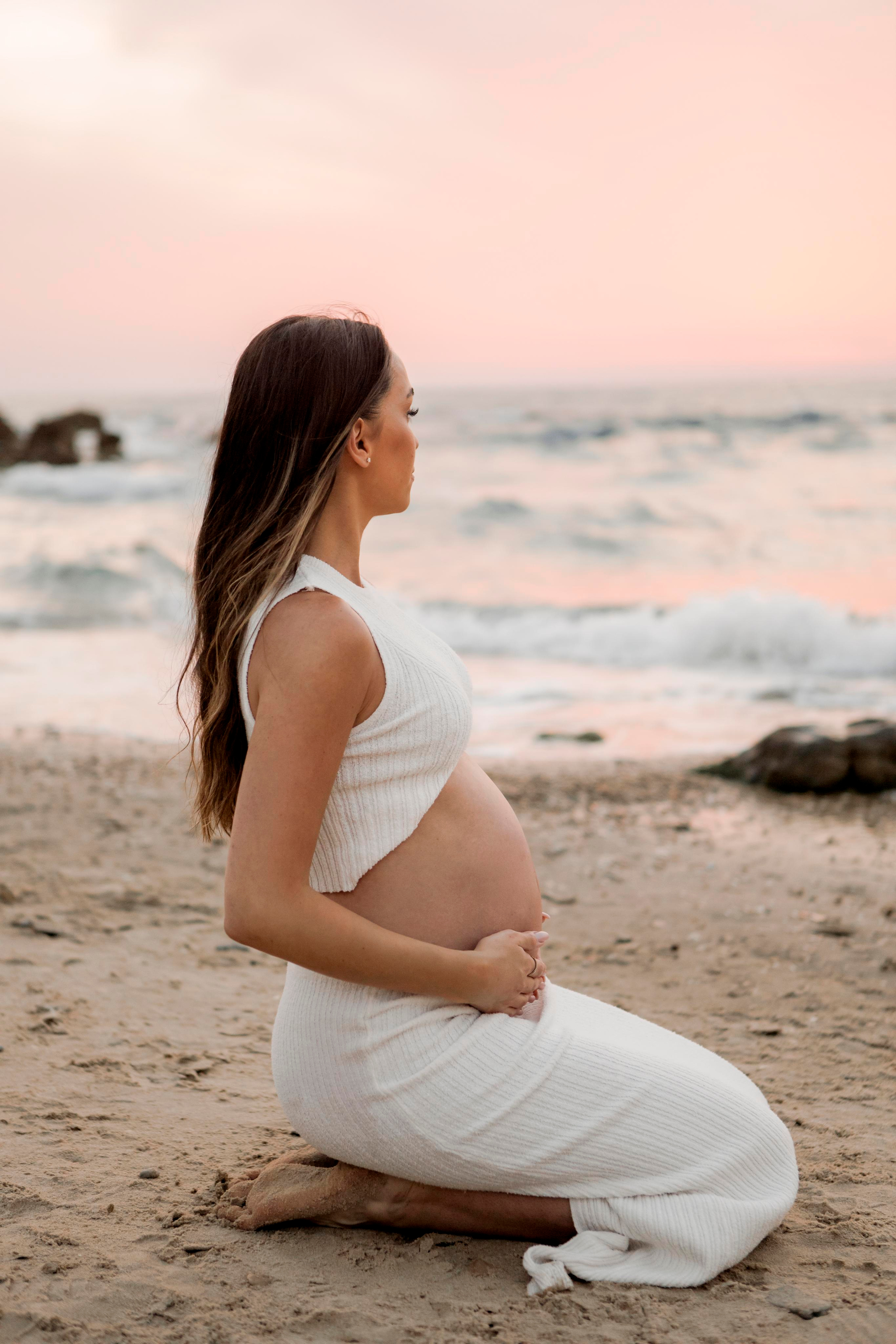 Pregnancy photoshoot near the sea. Главная