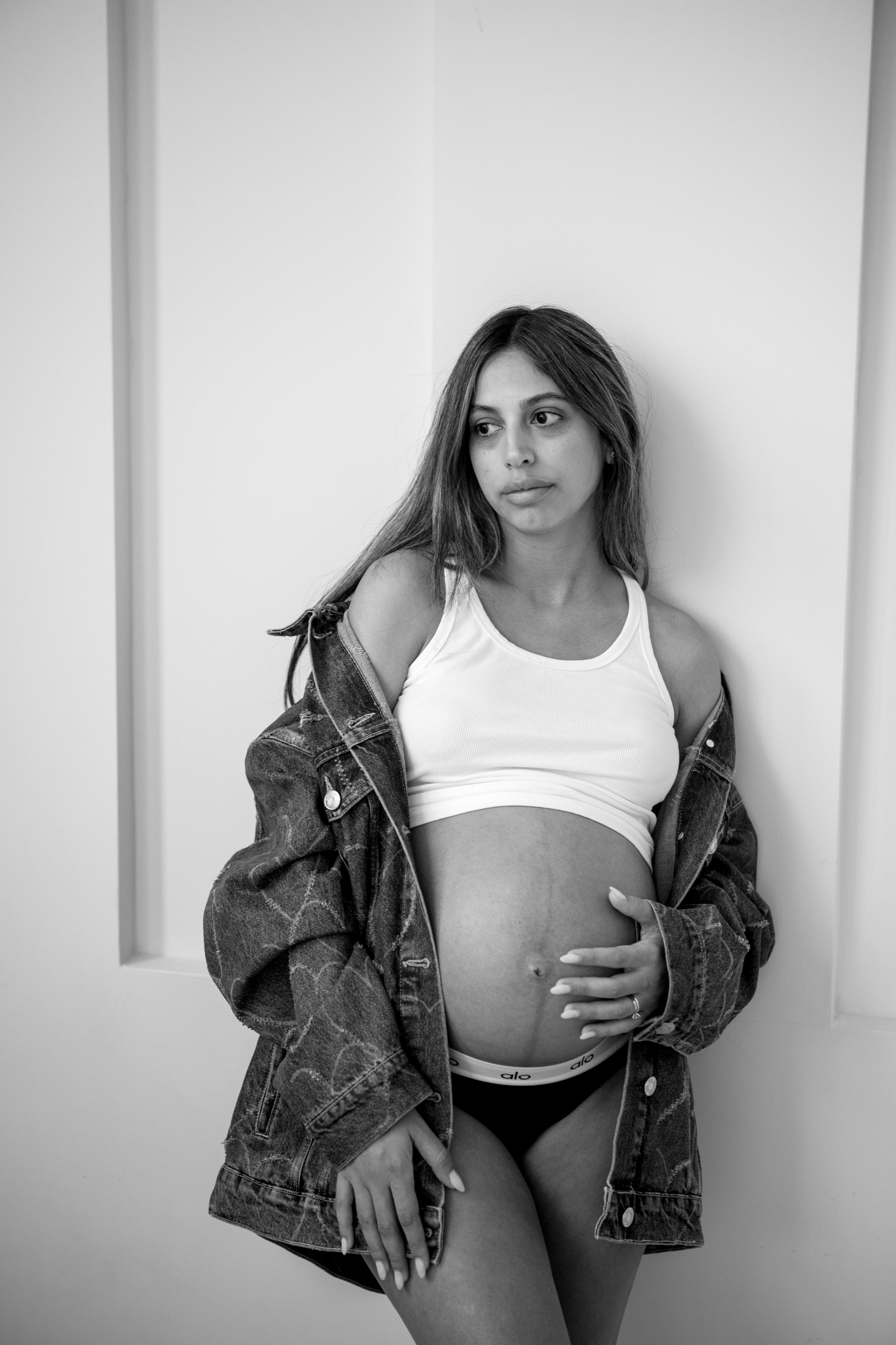 Pregnancy photoshoot inside the White studio. Главная