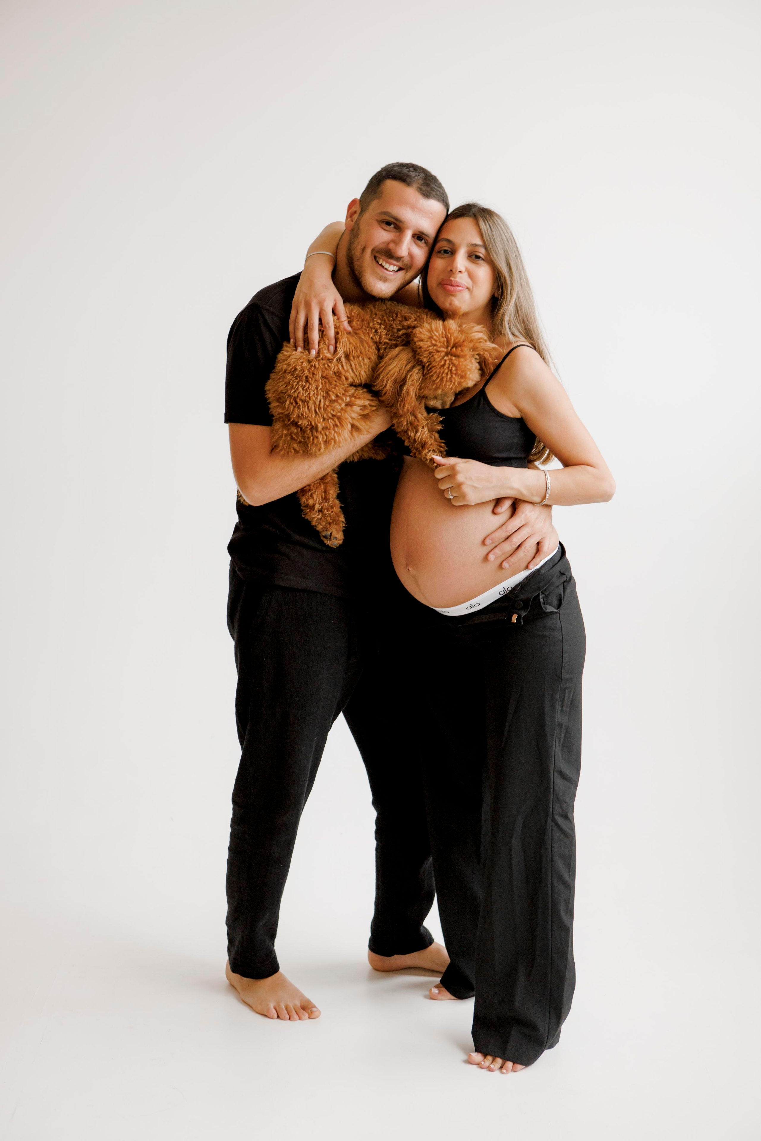 Pregnancy photoshoot inside the White studio. Главная