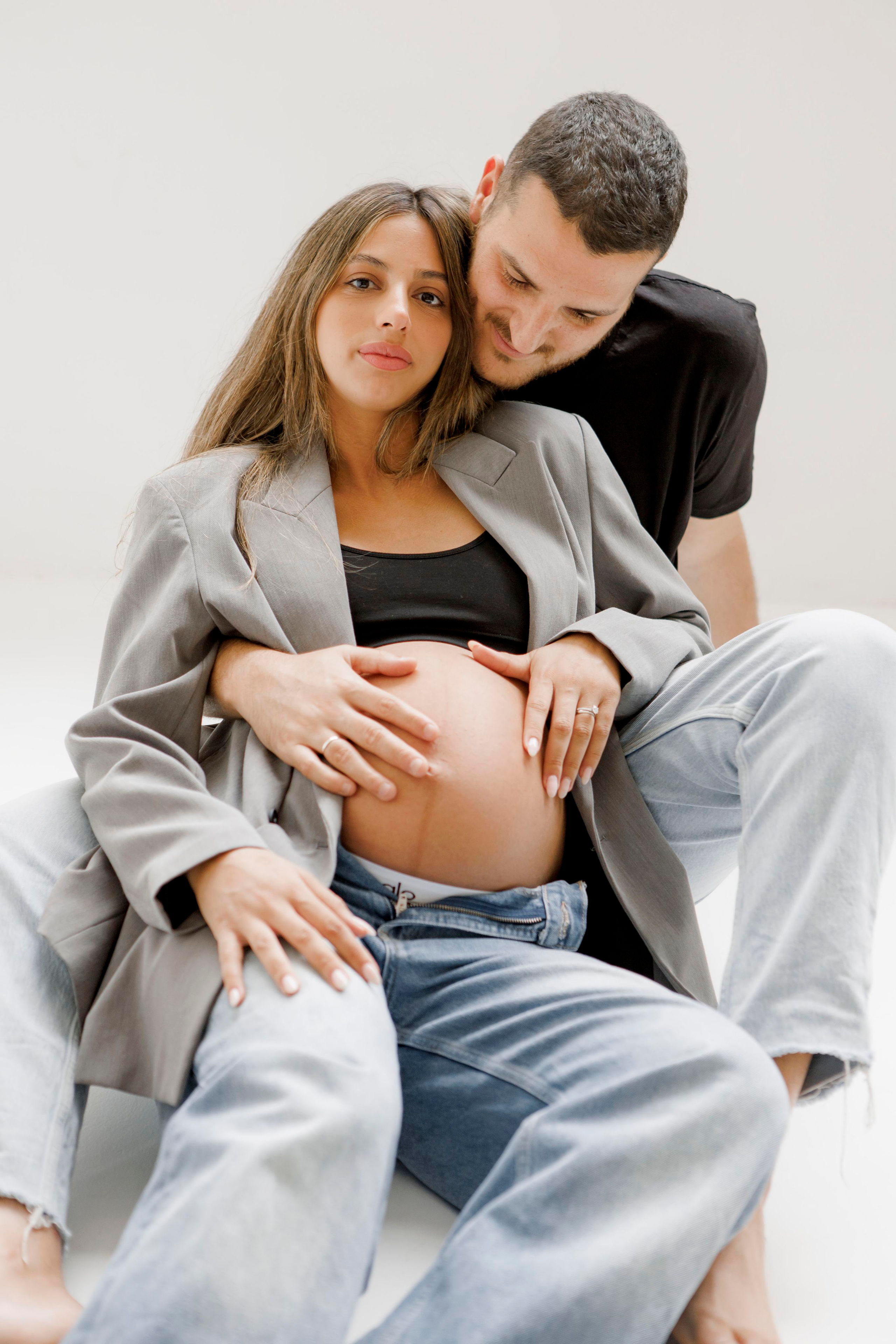 Pregnancy photoshoot inside the White studio. Главная