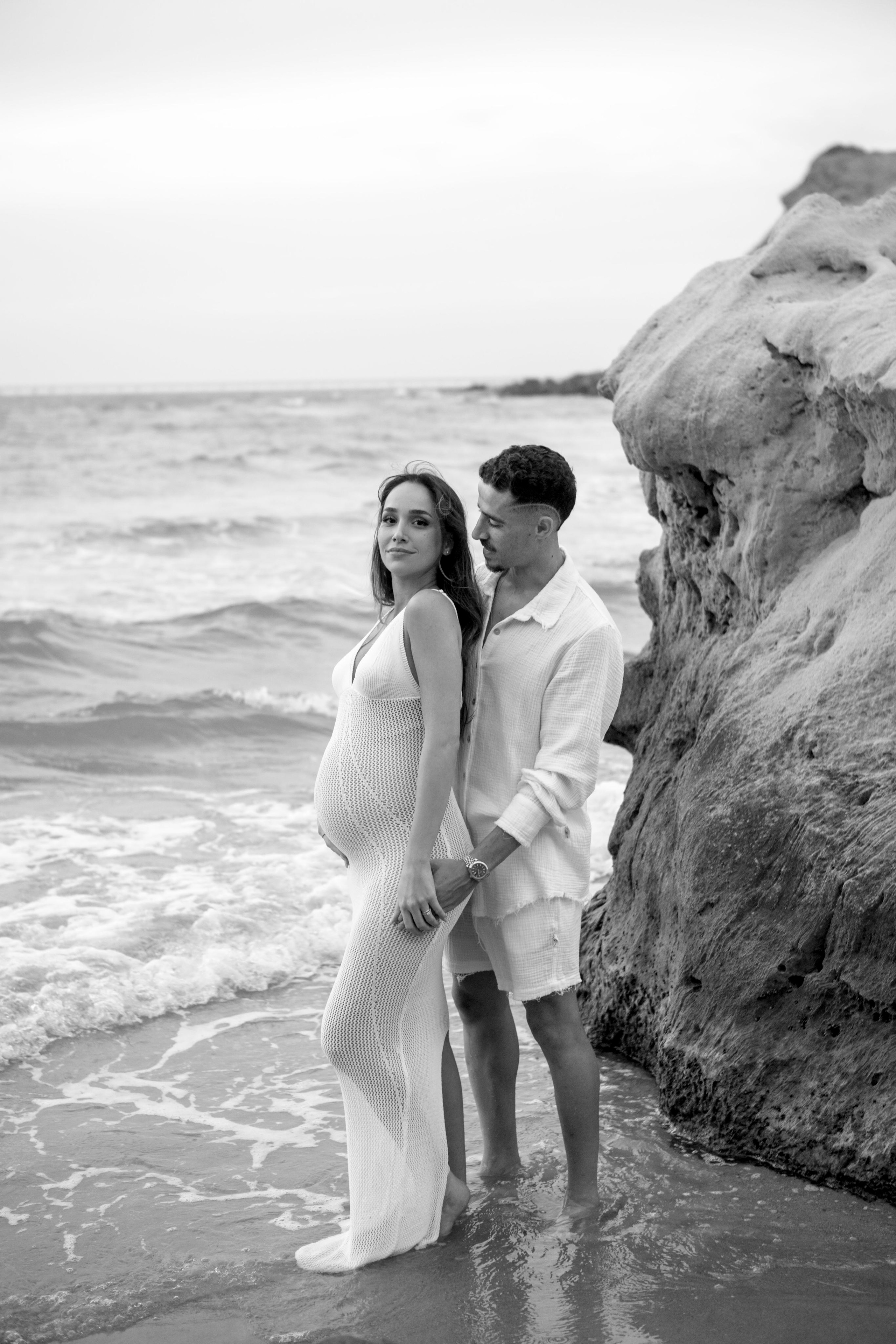 Pregnancy photoshoot near the sea. Главная