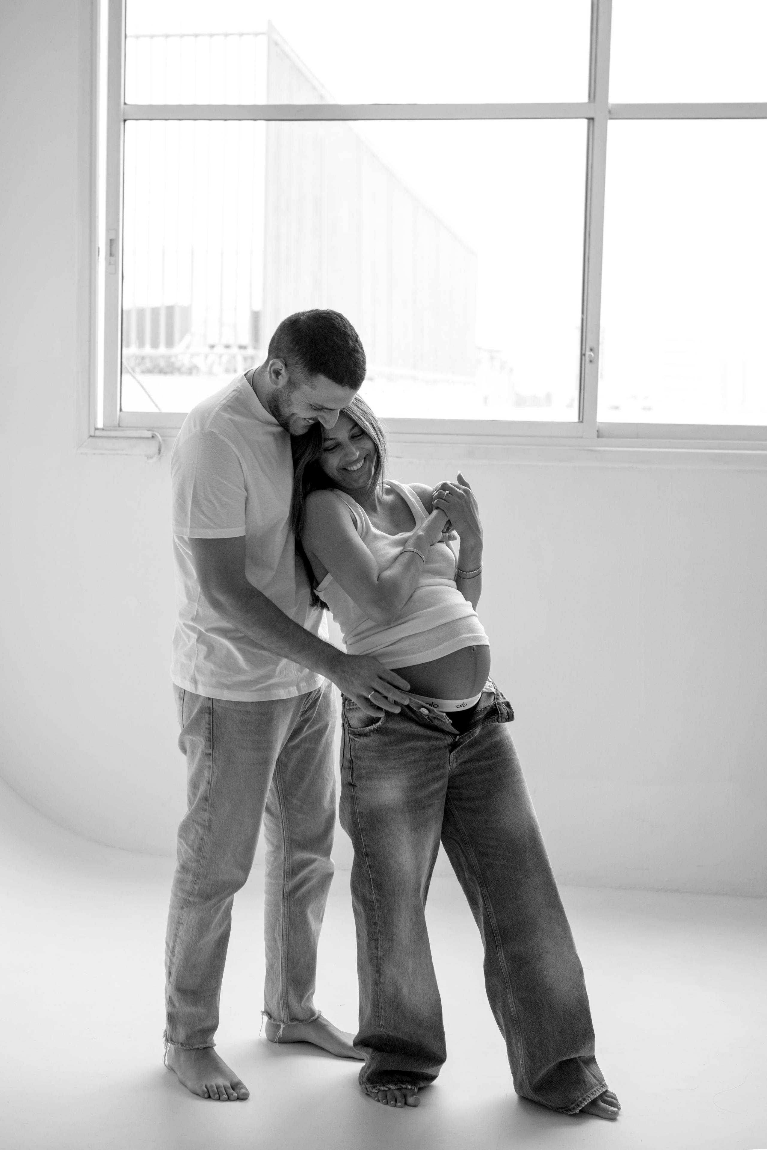 Pregnancy photoshoot inside the White studio. Главная