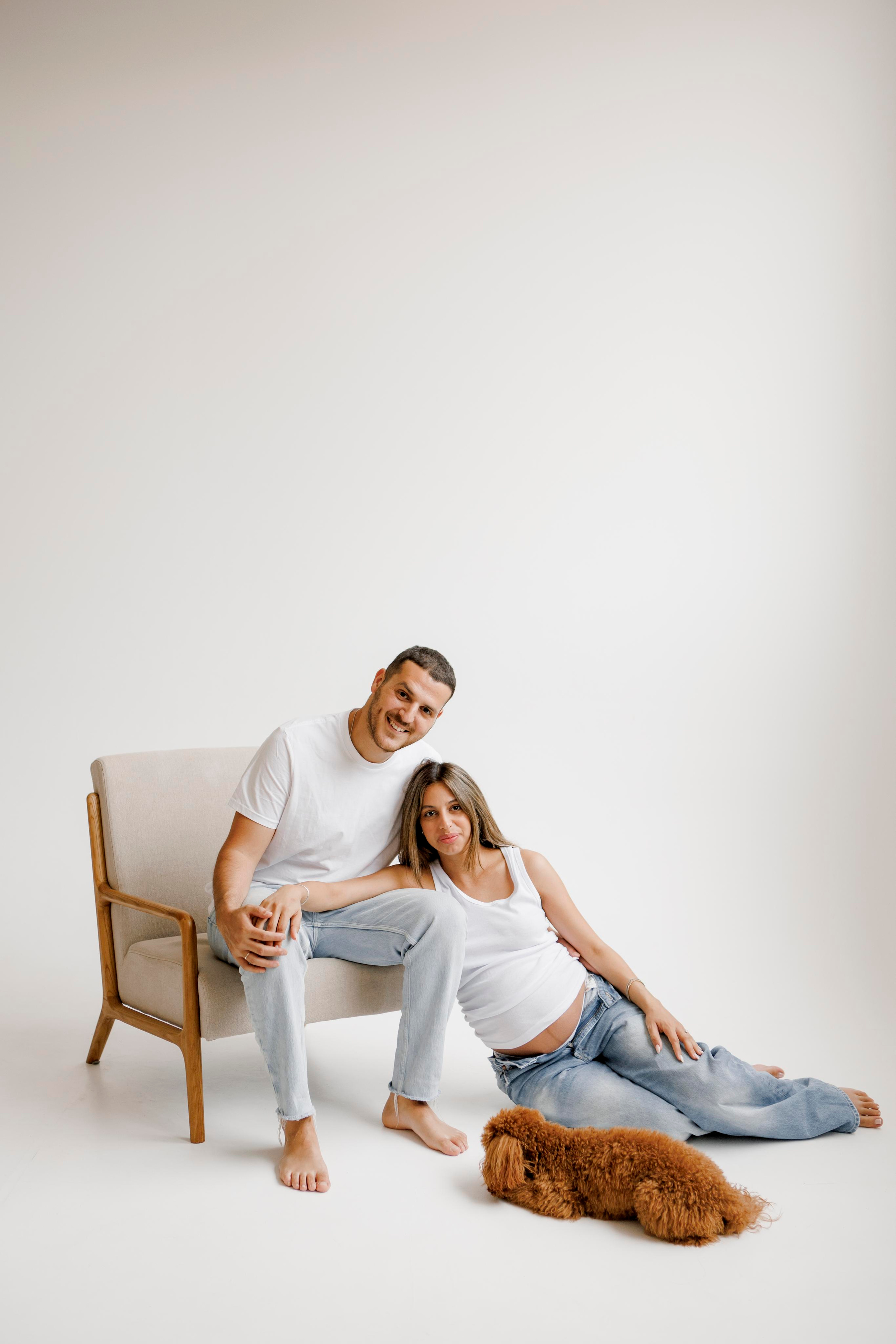 Pregnancy photoshoot inside the White studio. Главная