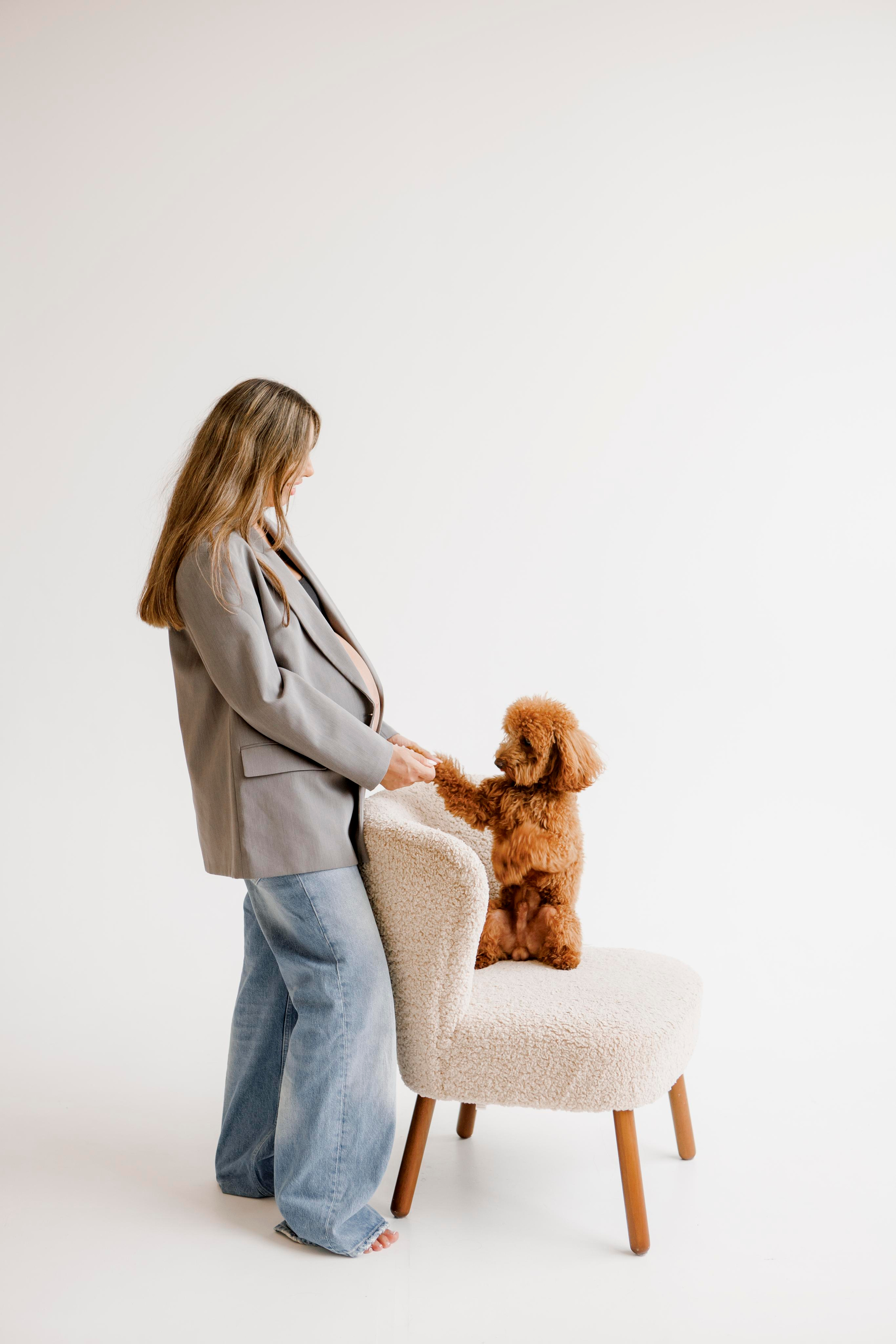 Pregnancy photoshoot inside the White studio. Главная