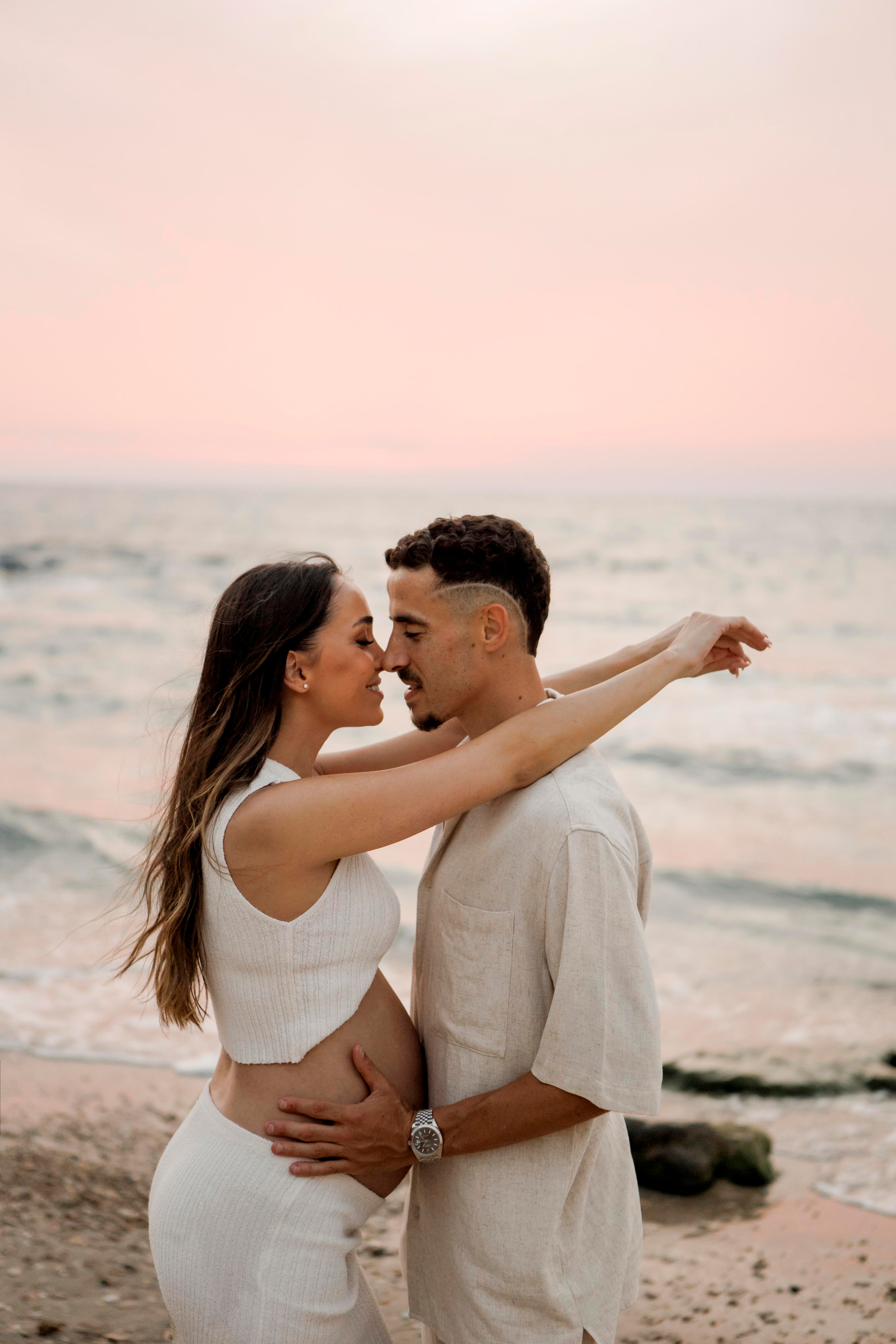 Pregnancy photoshoot near the sea. Главная