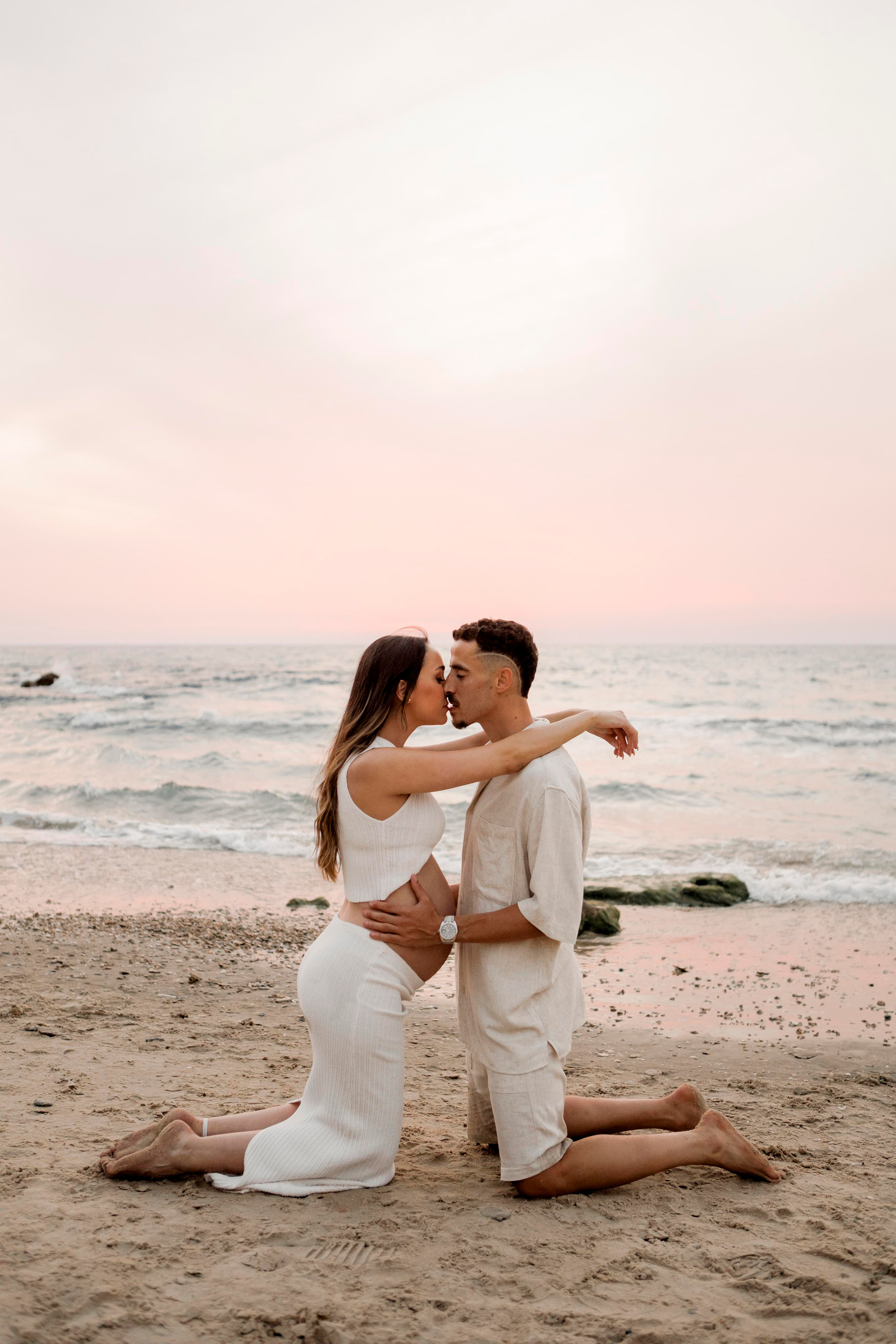 Pregnancy photoshoot near the sea. Главная