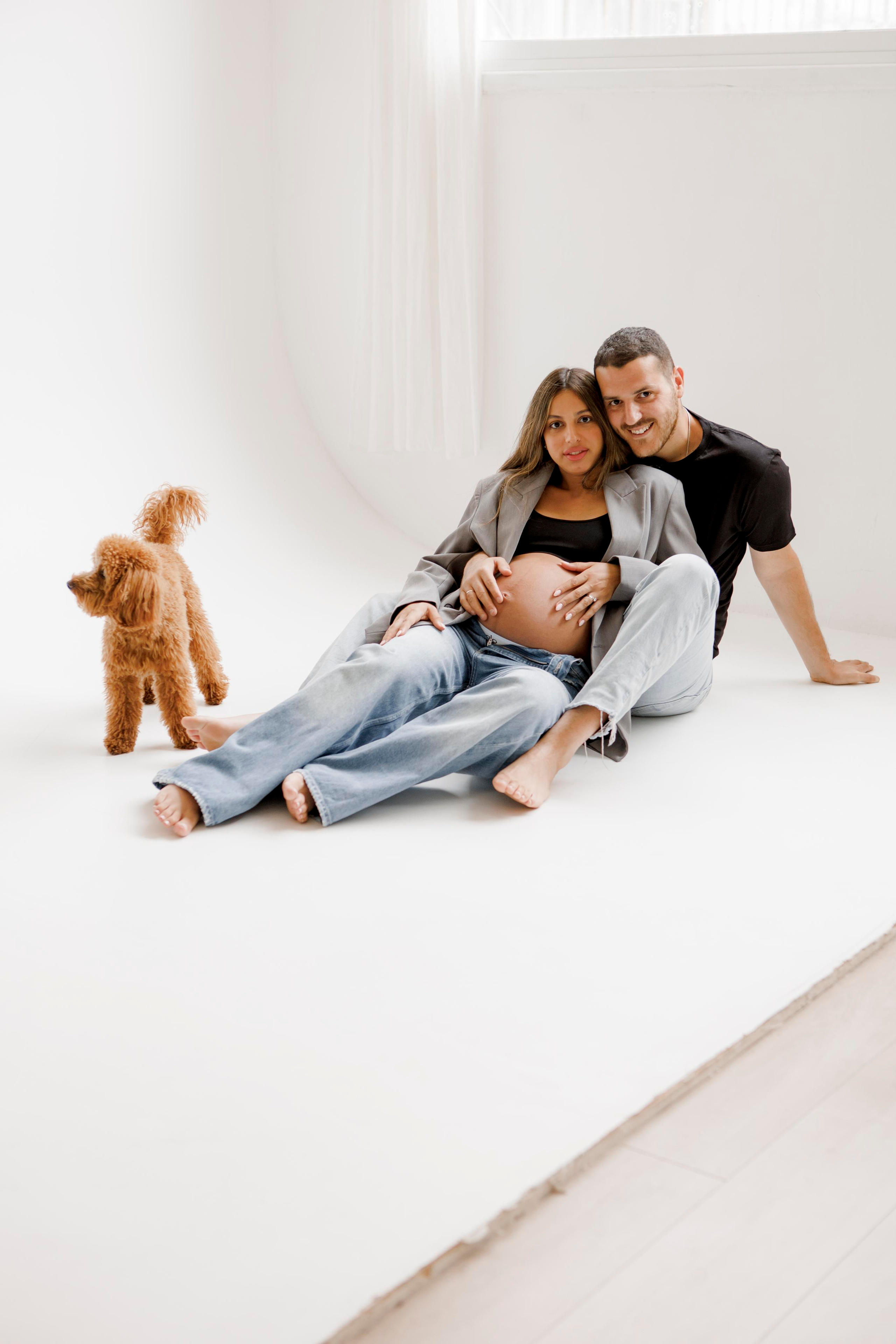 Pregnancy photoshoot inside the White studio. Главная