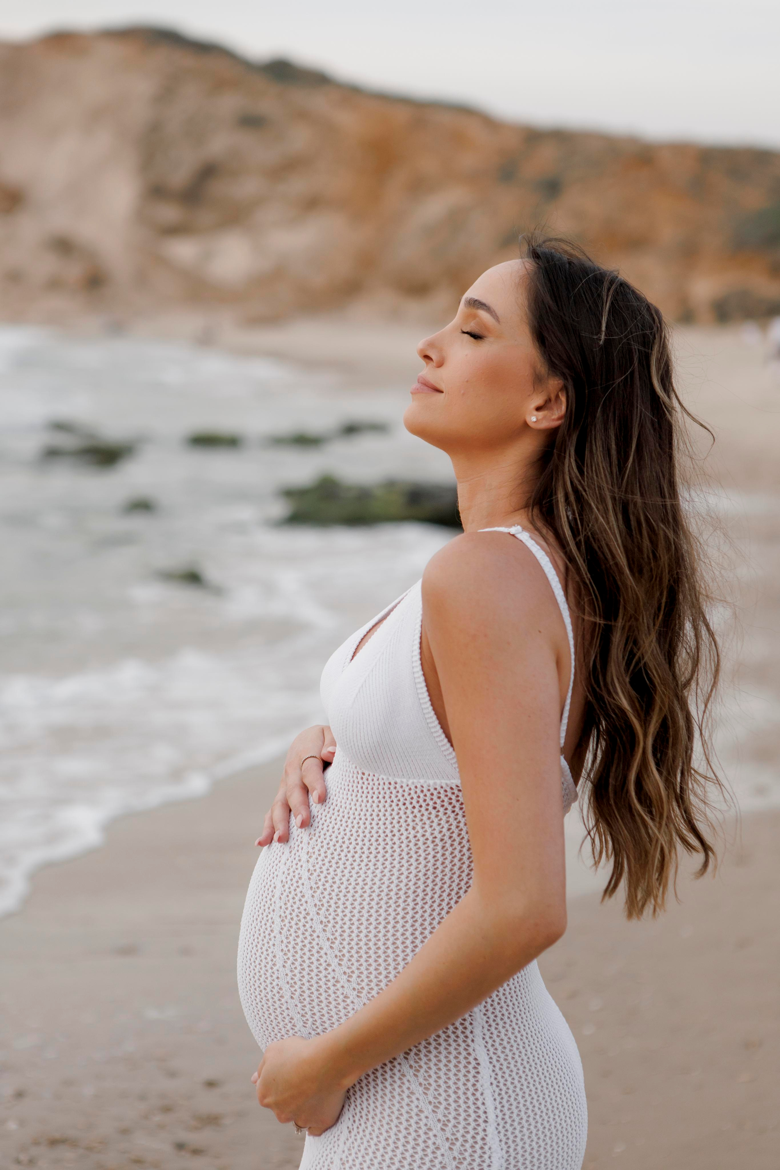 Pregnancy photoshoot near the sea. Главная